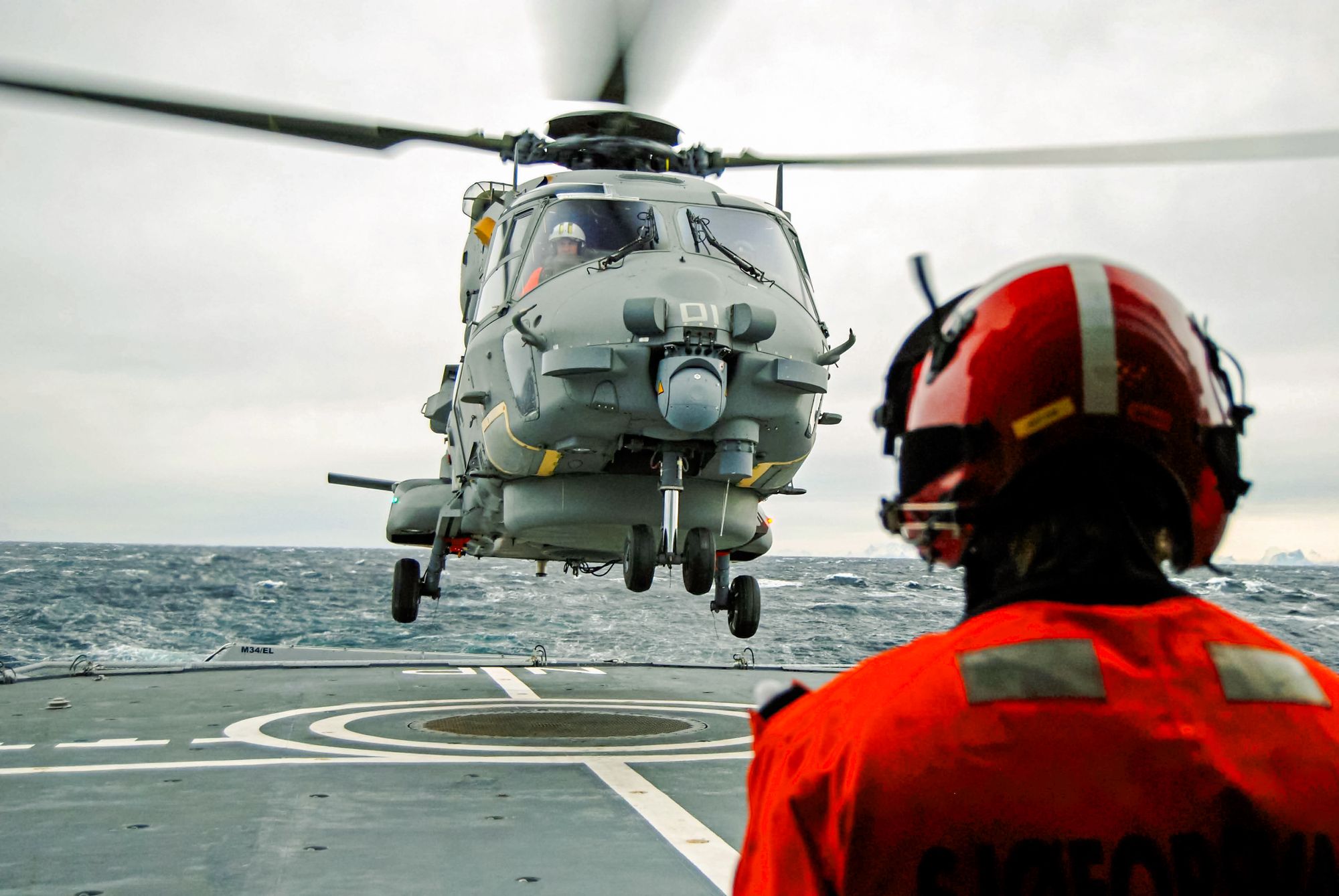 Da det første NH90-helikopteret lander på KV Nordkapp under testing i Vestfjorden.