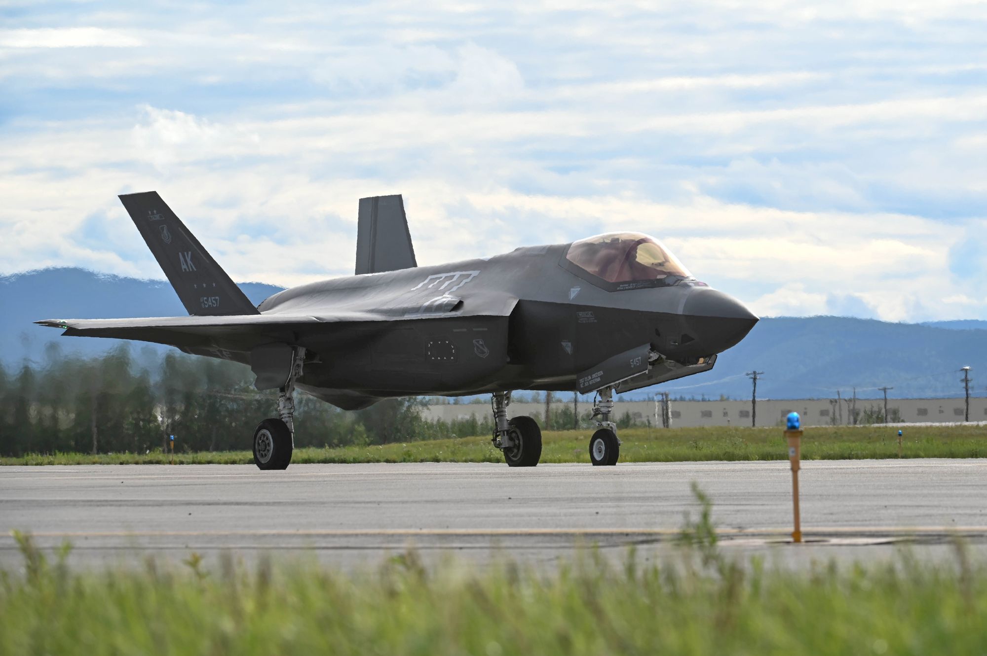 F-35A Lightning II fra USAFs 355th Fighter Squadron taxer på rullebanen til Eielson Air Force Base, Alaska i august 2024.