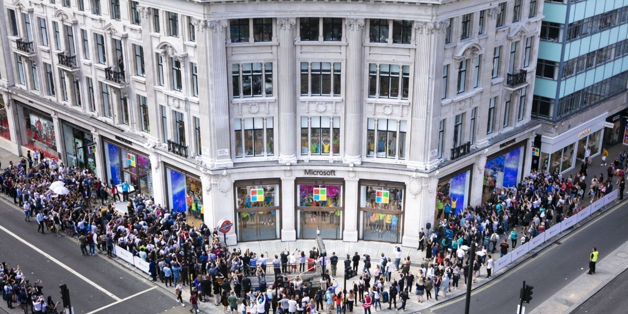 Microsofts flaggskipbutikk i Regent Street, London, stenger i februar etter over fem års drift. Nå varsler britiske konkurransemyndigheter at de ønsker å regulere IT-gigantens skytjenester.