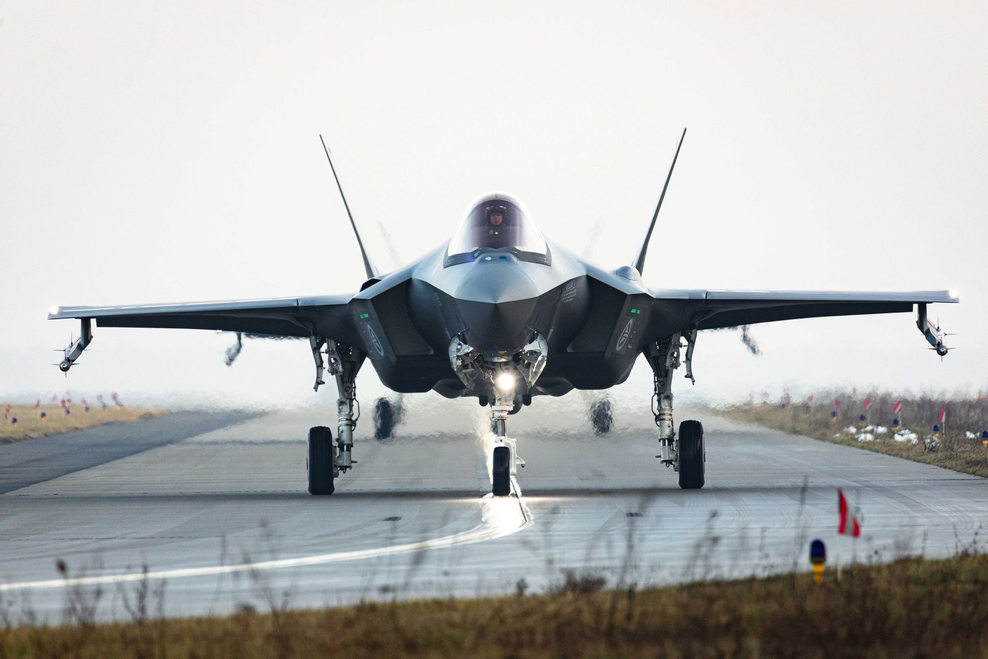 Et norsk F-35 kampfly taxer inn etter endt oppdrag i Poznań i Polen, da Norge drev luftpatruljering i Polen. Ansvaret for dette går på rundgang hos Natos medlemmer.