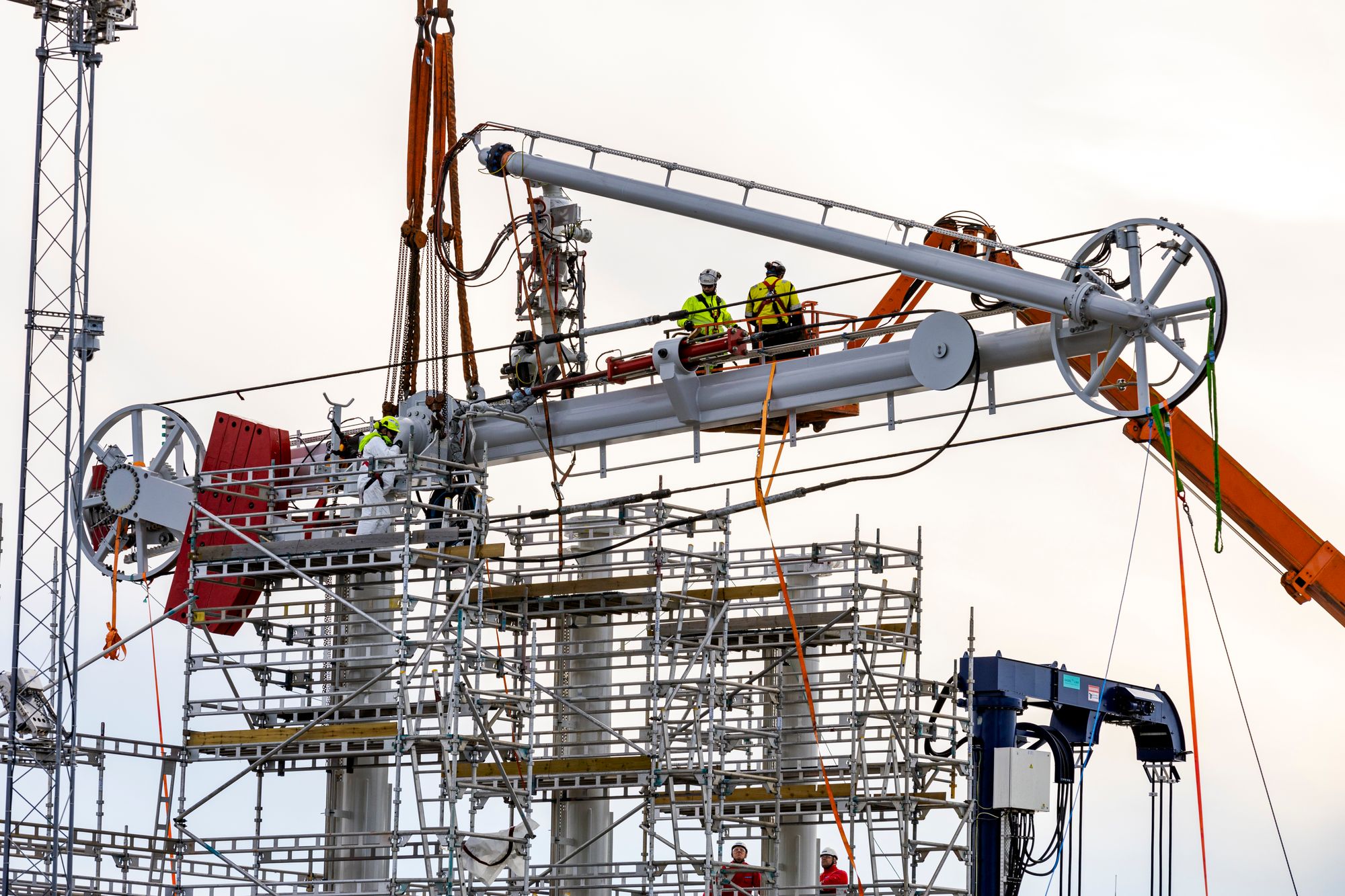 Når utfasing av olje og gass ikke er på bordet, må andre sektorer kutte mer og ta i bruk umodne, kostbare teknologier for å kompensere, skriver innleggsforfatterne. Bildet et fra byggingen av CO2-lageret Northern Lights i Øygarden.