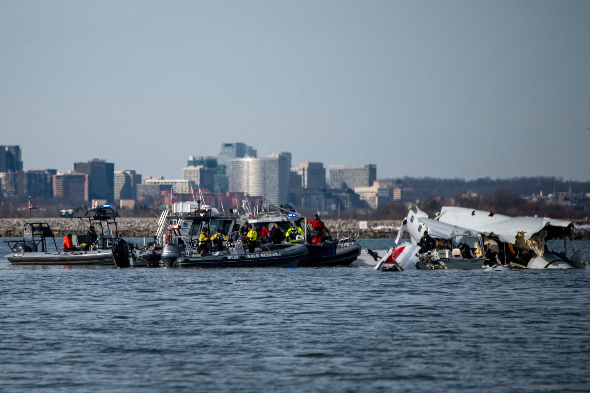 Den amerikanske kystvakten, sammen med andre søk- og redningsteam, jobber i nærheten av vrakrester på ulykkesstedet i Potomac-elven ved Washington D.C., i etterkant av kollisjonen mellom American Eagle-flyvning 5342 og et Black Hawk-helikopter. Begge de to fartøyene styrtet i Potomac-elven. Bildet er fra 30.01.2025.