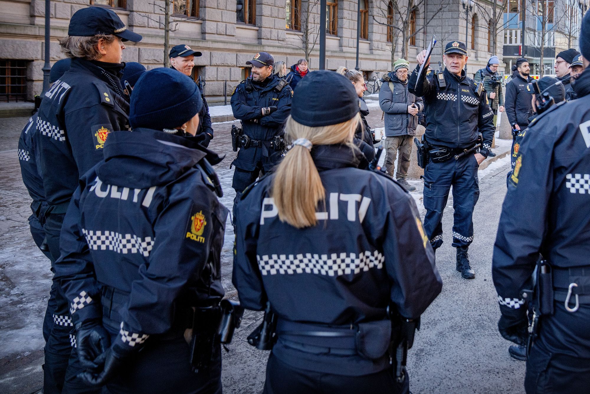 Det er et stykke igjen til papirfritt politi. Her politifolk under Fosen-aksjonen vinteren 2023.