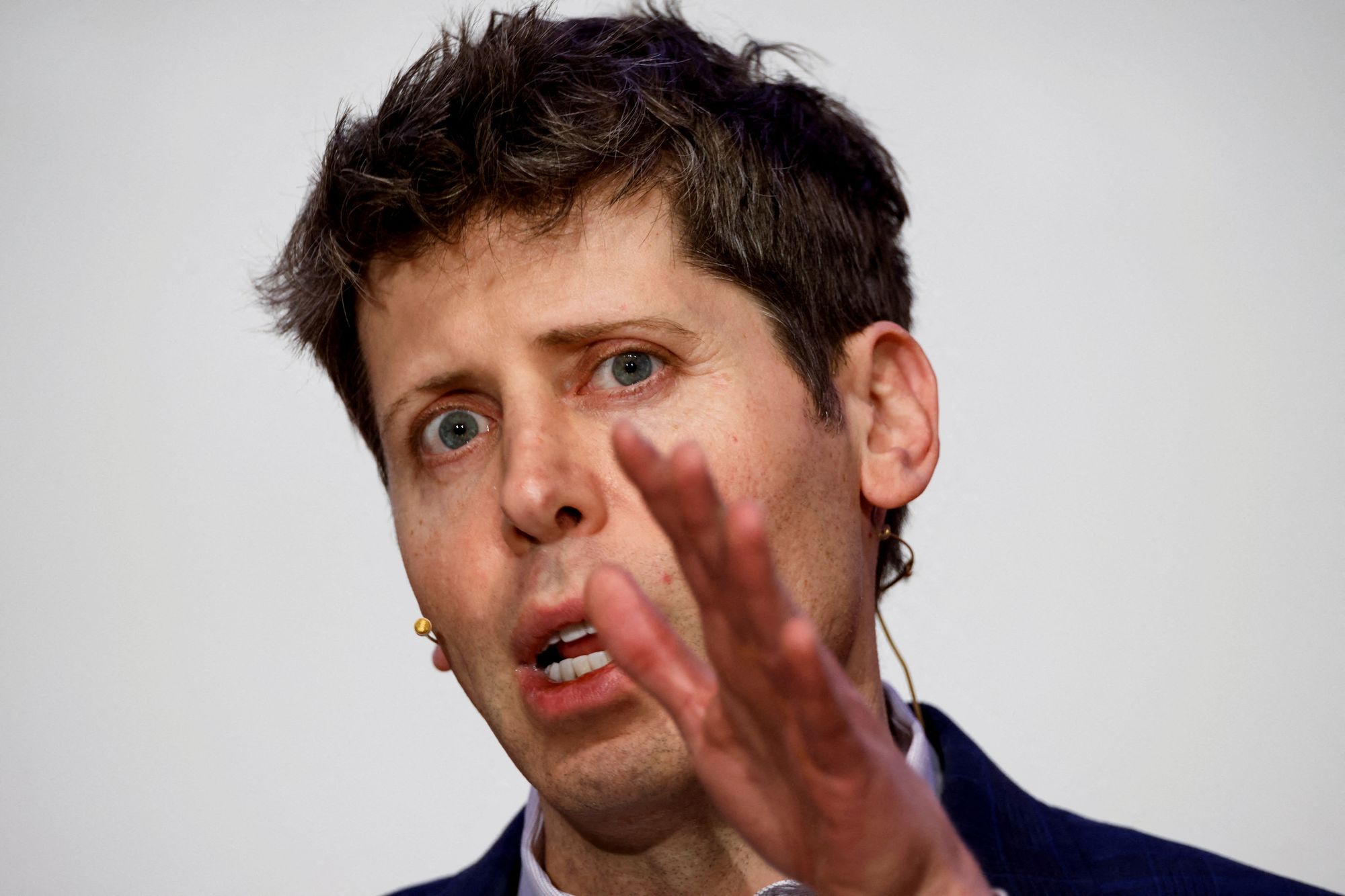 Open AI, her ved sjef Sam Altman, snuser på et eget maskinvareprodukt, men vi vet dessverre ennå fint lite om hva det er.