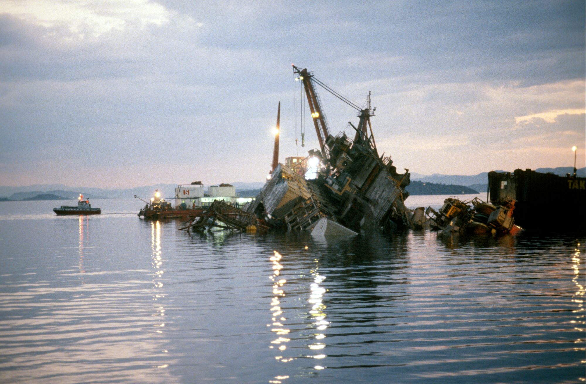 Alexander Kielland-plattformen kantret 27. mars 1980 på Ekofiskfeltet i Nordsjøen. 123 mennesker omkom og 89 overlevde. Bildet ble tatt da plattformen ble forsøkt snudd i Stavanger i 1983.