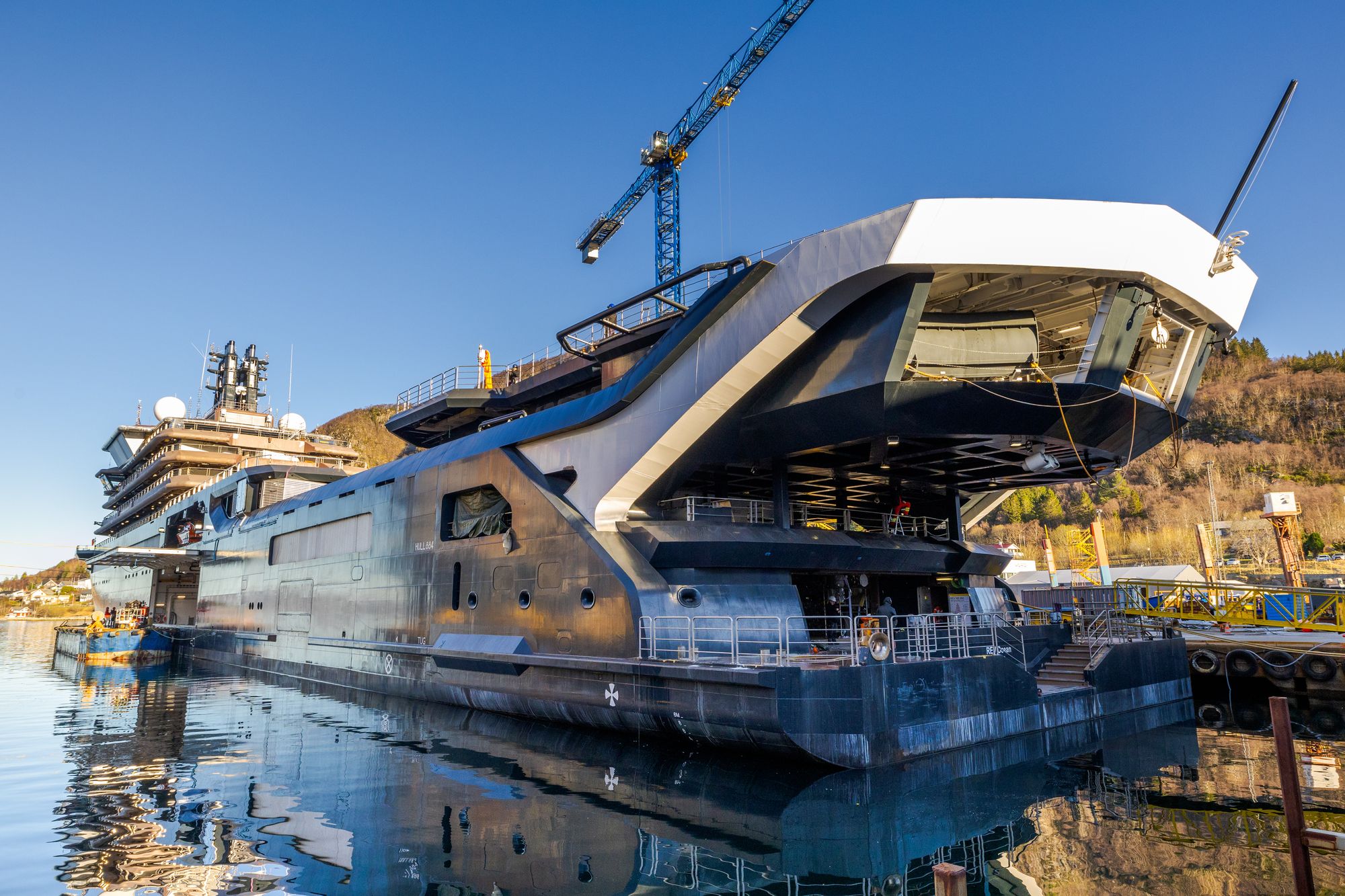 Forskningsskipet REV Ocean en uke før skipet leveres til utsmykningsverftet i Nederland. Tråldørene på akterskipet er en av detaljene som er unik for skipet. De er montert inn i skroget av estetiske og litt praktiske årsaker.