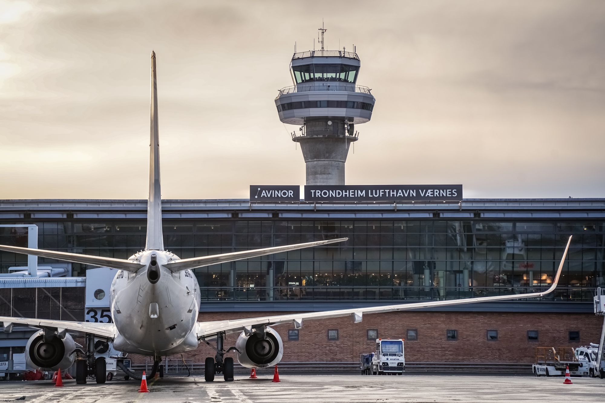 Avinor bruker nøyaktige tidssignaler til å koordinere og synkronisere fysisk atskilte systemer, som her ved Trondheim lufthavn Værnes. 