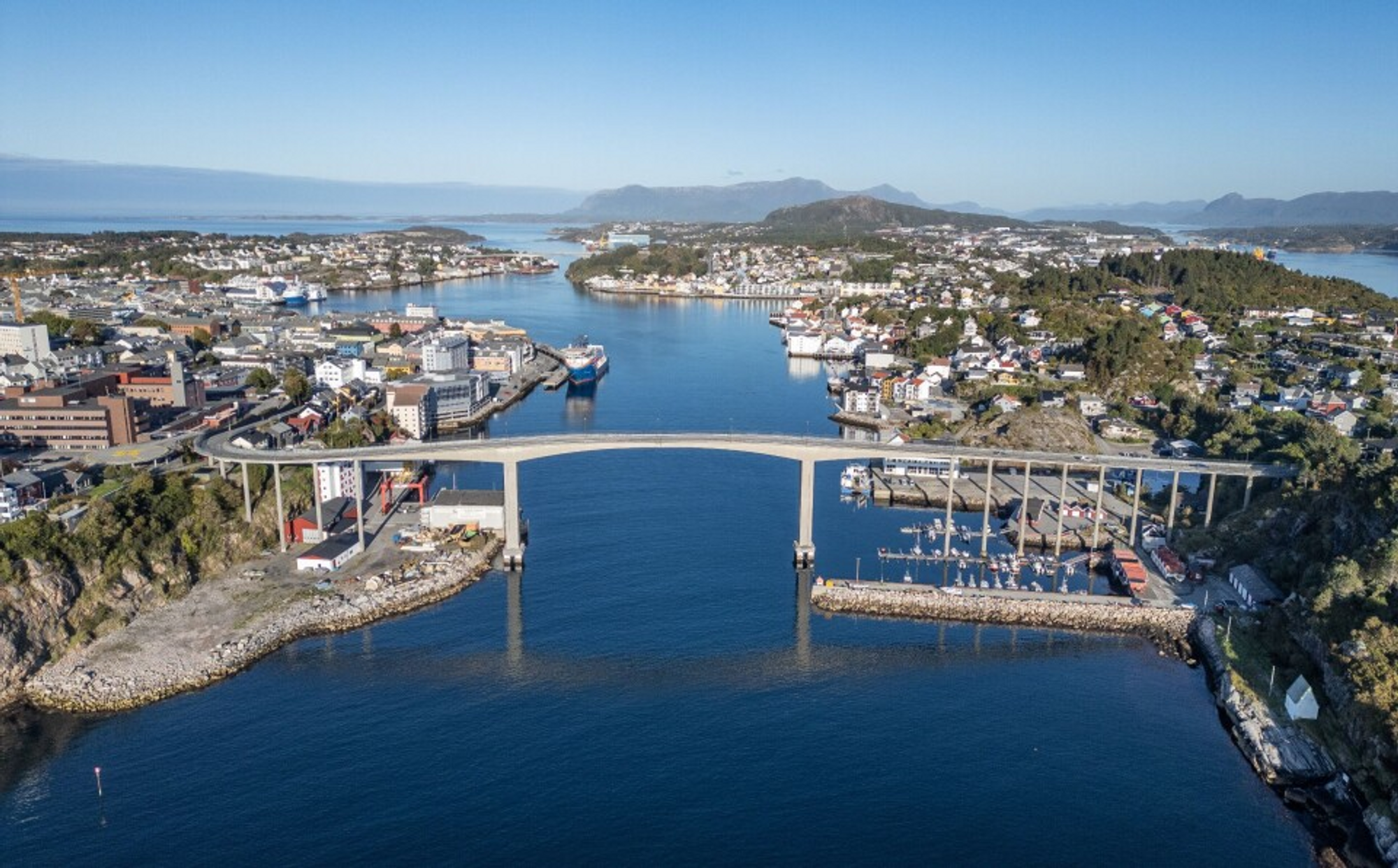 Den 400 meter lange Sørsundbrua passerer over skipsleia inn til Kristiansund.