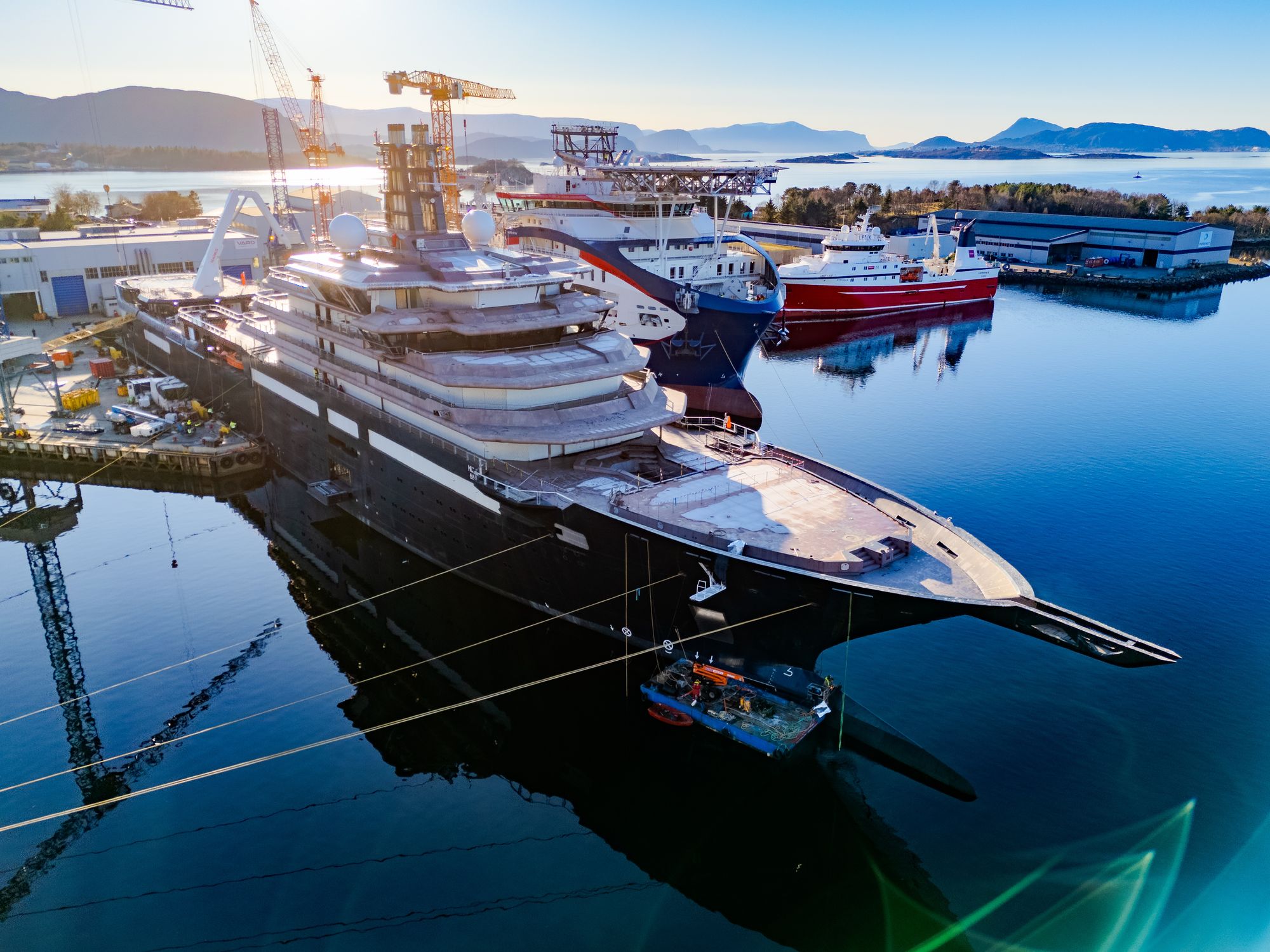 Forskningsskipet REV Ocean en uke før skipet leveres til utsmykningsverftet i Nederland. Tråldørene på akterskipet er en av detaljene som er unik for skipet. De er montert inn i skroget av estetiske og litt praktiske årsaker. 