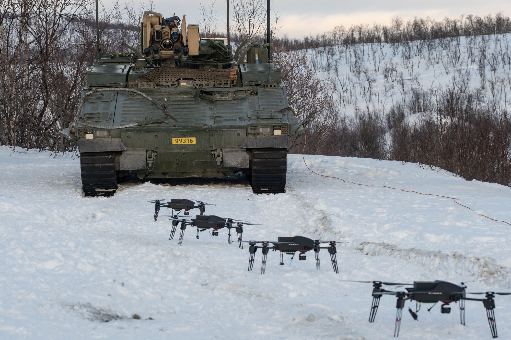 Morgendagens kampenhet ved Hæren våpenskole flyr dronesverm, styrt fra kampvognen CV90 Multi, under øvelsen Nordic Response 24 i Finnmark.