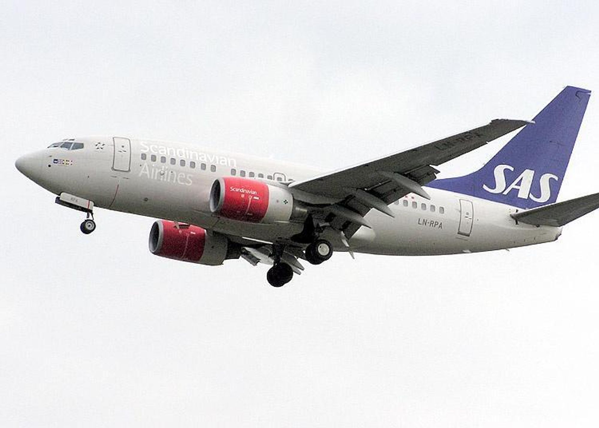 Et Boeing 737-600 i SAS-eie på vei ned mot Heathrow i London.