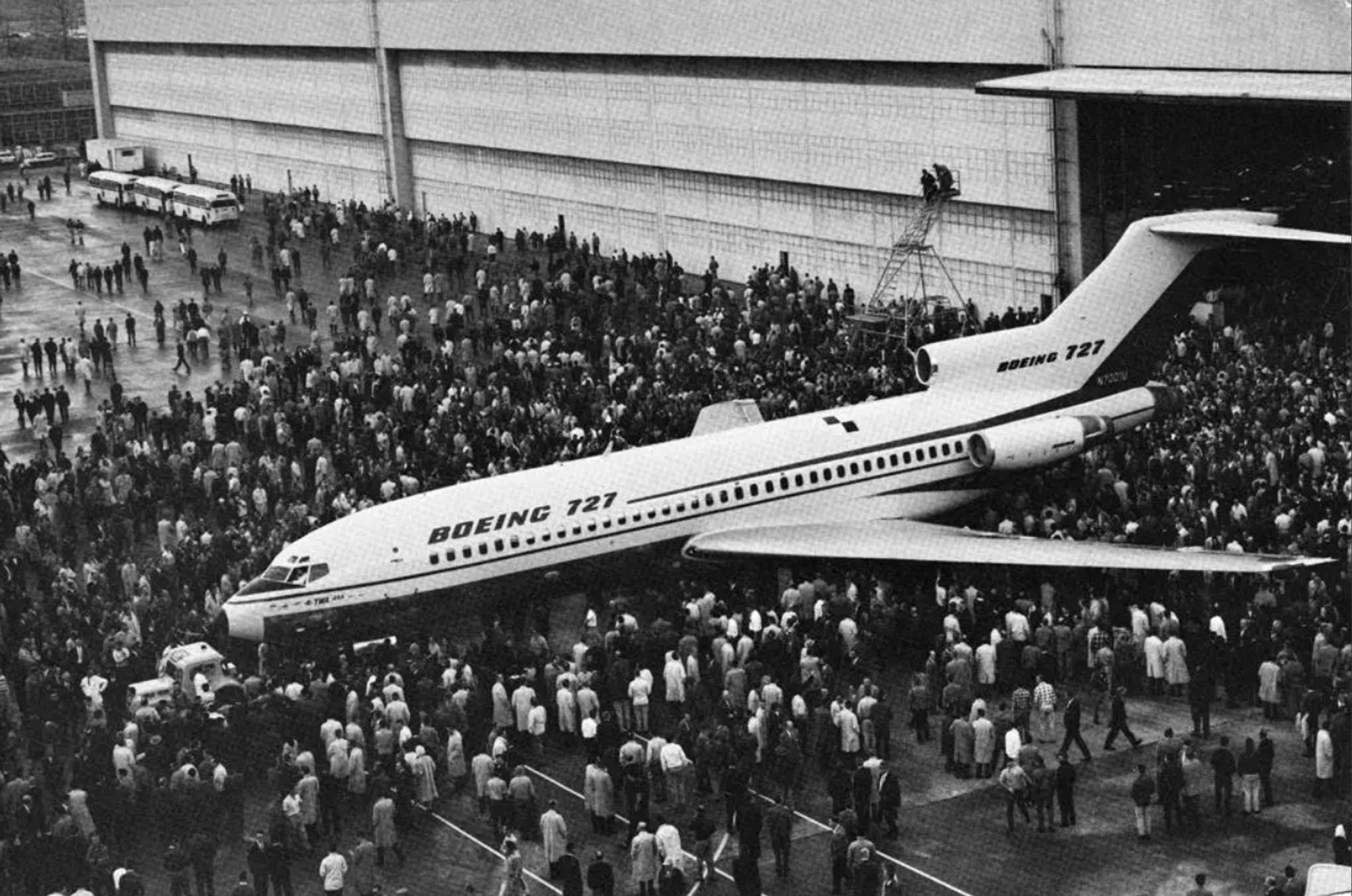 Her forlater Boeings første eksemplar av 727 Renton-fabrikken i den amerikanske delstaten Washington i 1963. Siden har det gått både veldig opp og veldig ned.