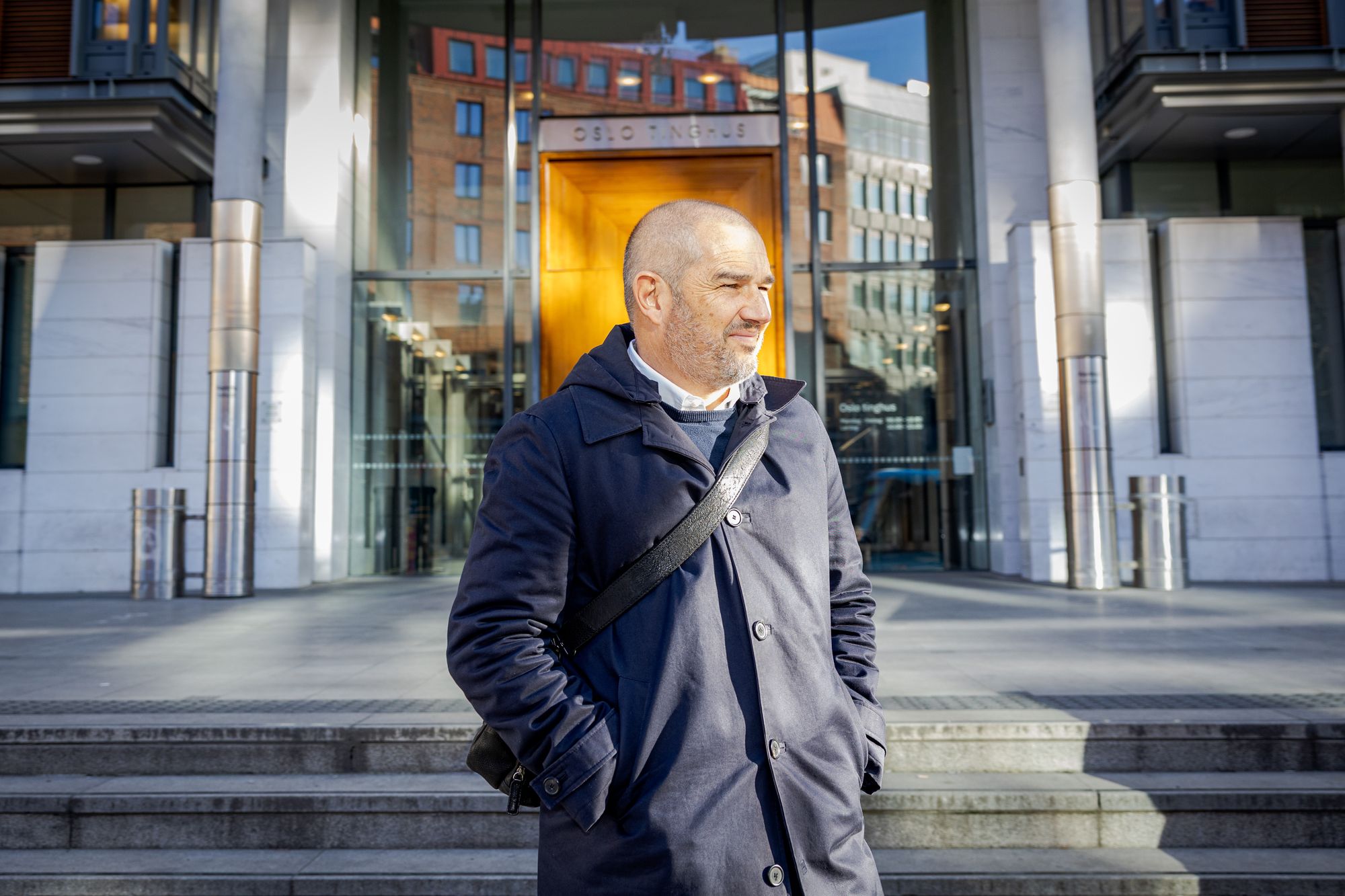 Helikopterprodusenten NHIndustries' toppsjef Axel Aloccio  på vei ut fra en rettsmekling i Oslo i februar. Den gangen ble de ikke enige.