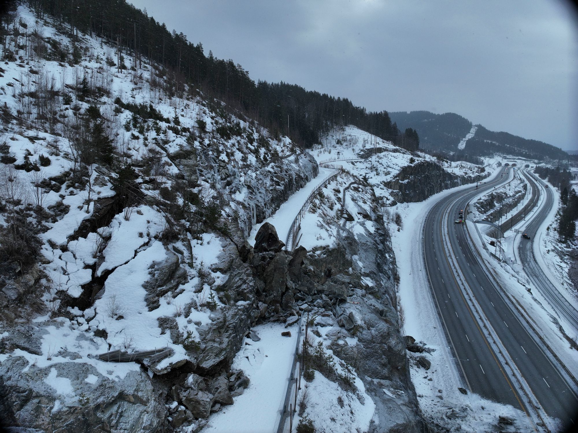 Skredområdet ved Morskogen nord for Minnesund lørdag 8. februar. E6 er stengt i begge retninger.