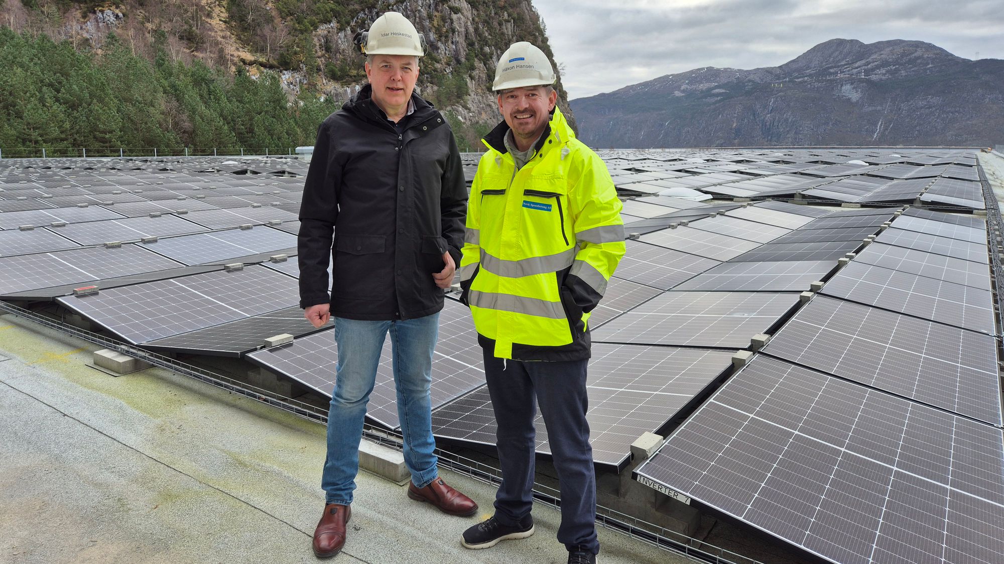 Daglig leder Idar Heskestad og prosjektleder Håkon Hansen i Norsk Spennbetong på taket med 2900 øst- og vestvendte solcellepaneler.