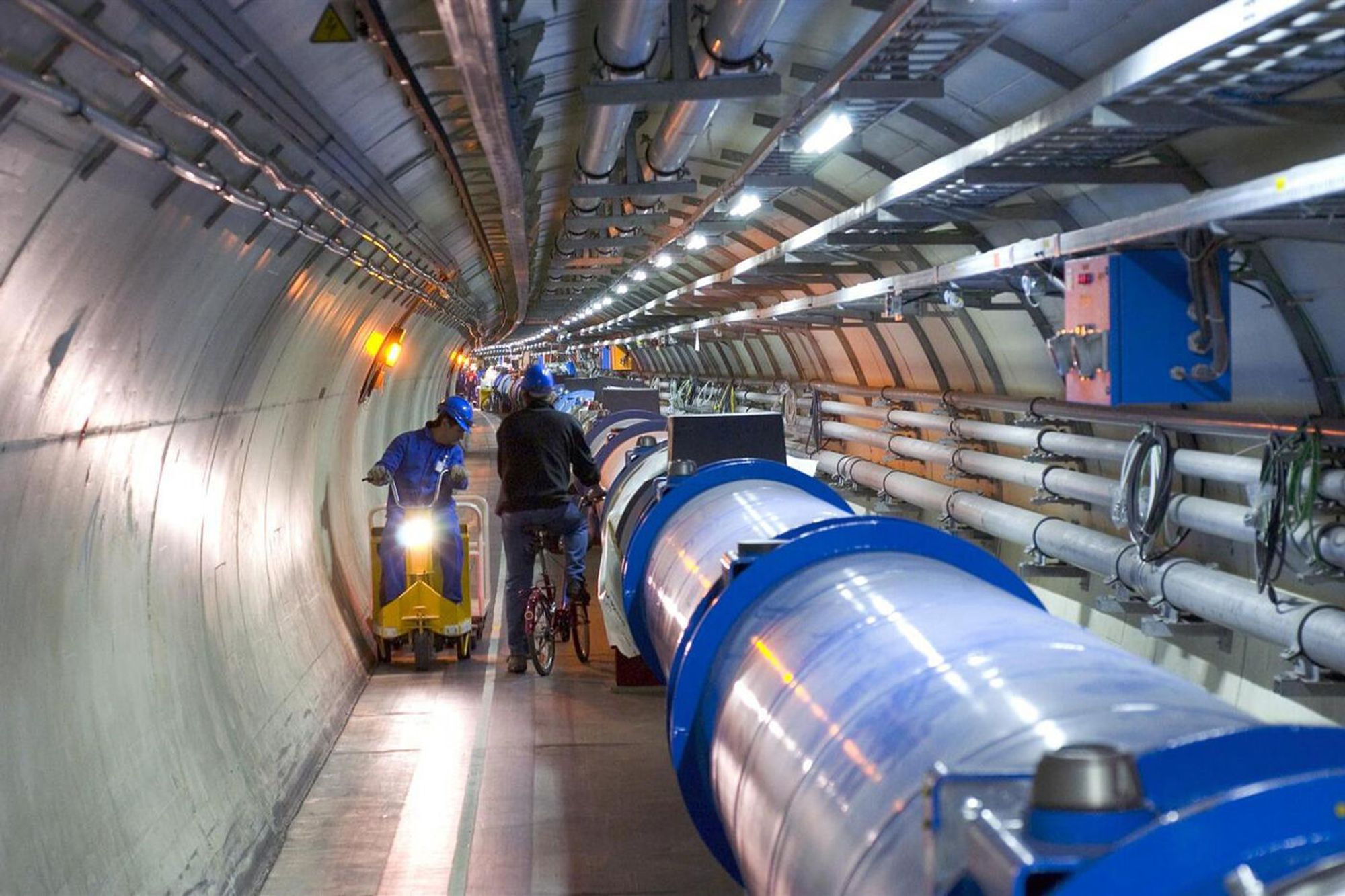 Tunnelen til partikkelakseleratoren Large Hadron Collider er 27 kilometer lang. Hvorfor det?