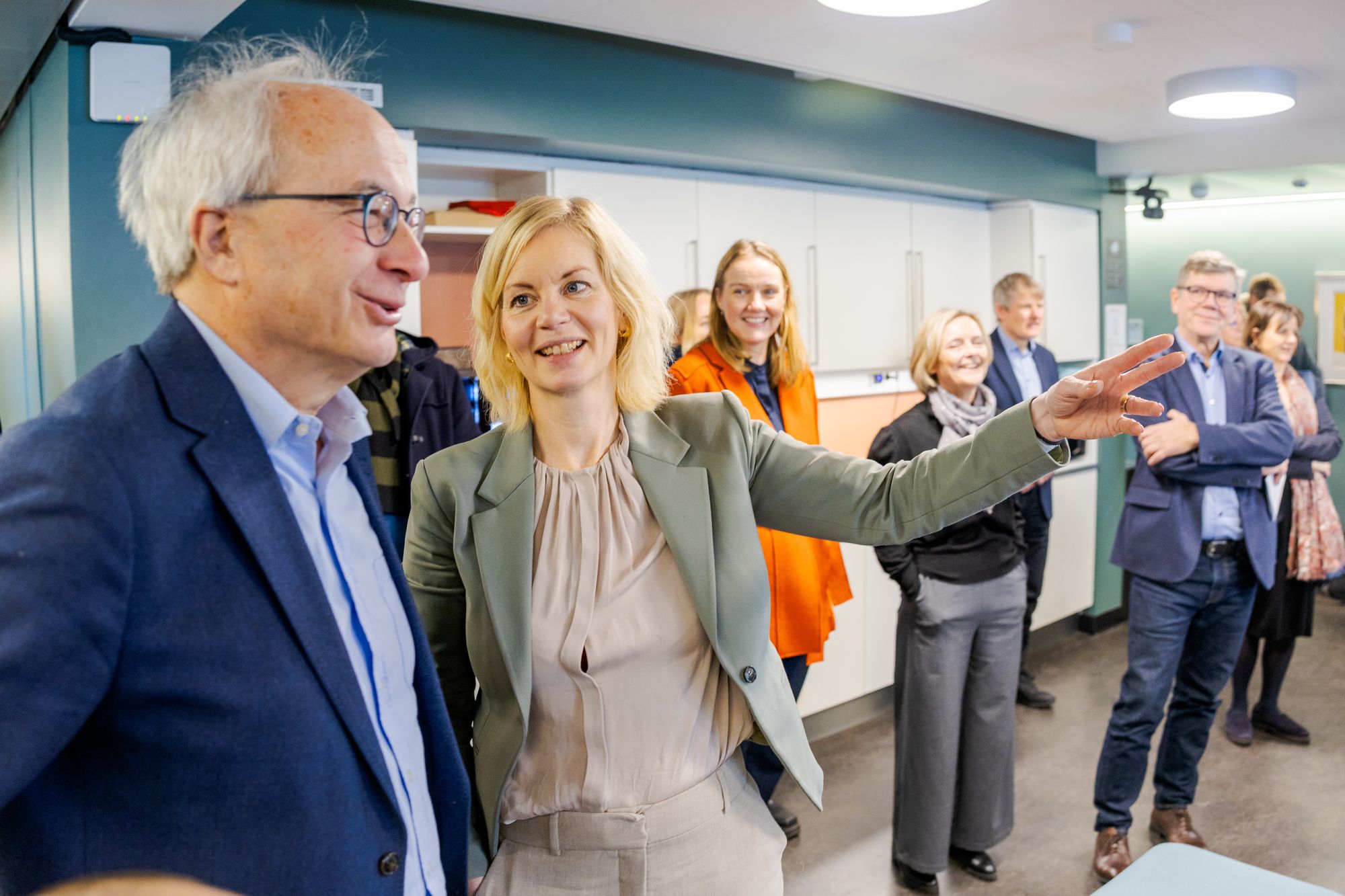 Det var god stemning på Blindern mandag. Fra v. Arnoldo Frigessi (Integreat), forskningsminister Sigrun Aasland, Benedicte Løseth (Forskningsrådet), Ingrid Glad (Integreat) og UiO-rektor Svein Stølen.