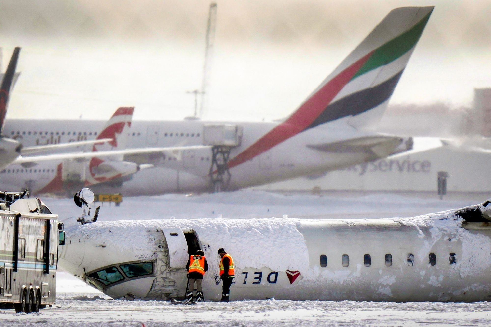 Et Delta Air Lines-fly endte opp med å ligge opp-ned etter en flykrasj i Toronto mandag. Bildet er tatt tirsdag 18. februar.