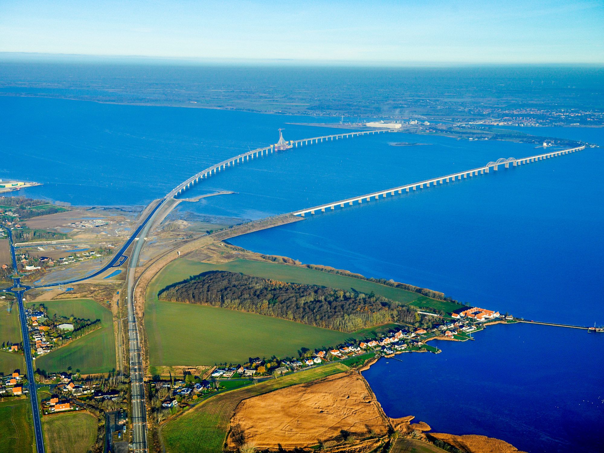 Den nye Storstrømsbroen sett mot nord i desember 2024. Brua er cirka fire kilometer lang.