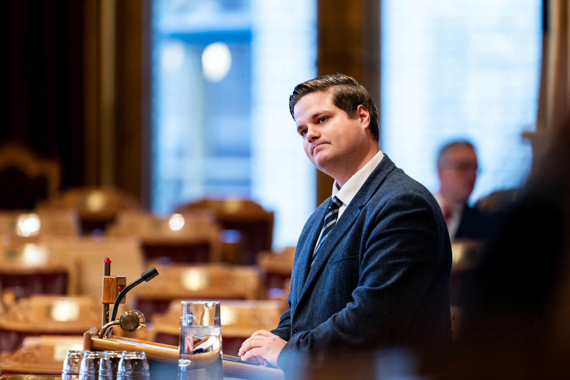− I dag er vi helt prisgitt hva de kommersielle leverandørene tar i pris, sier Tobias Drevland Lund (R). Her i en muntlige spørretime på Stortinget.