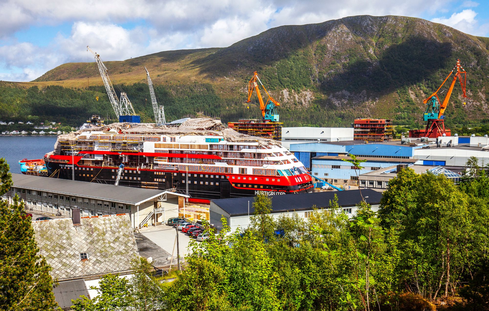 Hurtigruteskipet MS Roald Amundsen under bygging ved Kleven Verft i Ulsteinvik i Møre og Romsdal i 2018. To år senere ble verftet slått konkurs. 