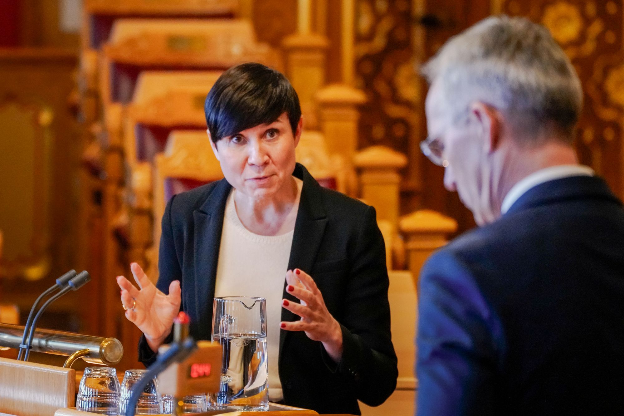 Ine Eriksen Søreide (H) under Stortingets spørretime onsdag denne uken. Finansminister Jens Stoltenberg i forgrunnen.