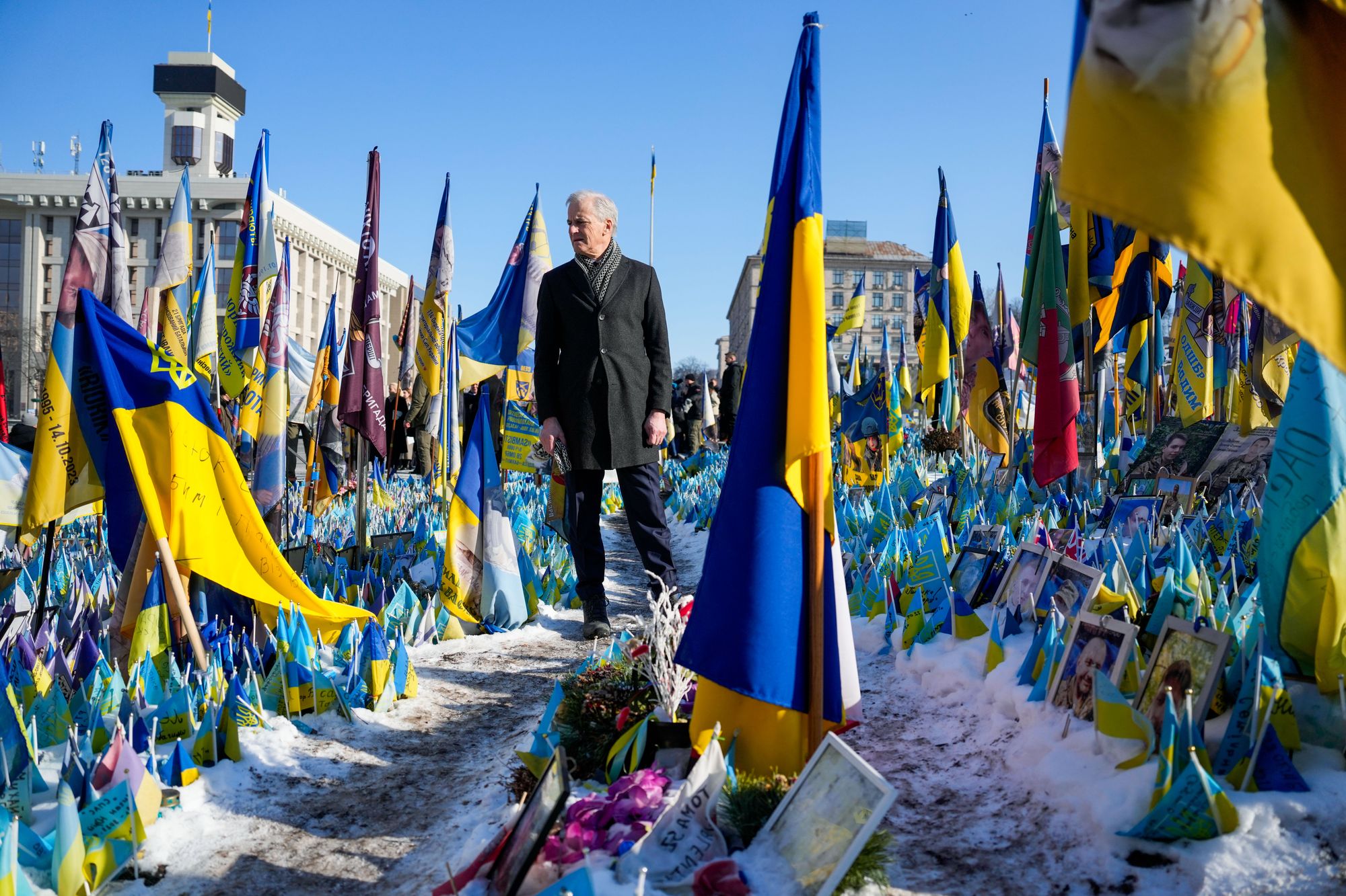 Statsminister Jonas Gahr Støre (Ap) på Maidan-plassen i Kyiv i Ukraina mandag, tre år etter den russiske invasjonen.