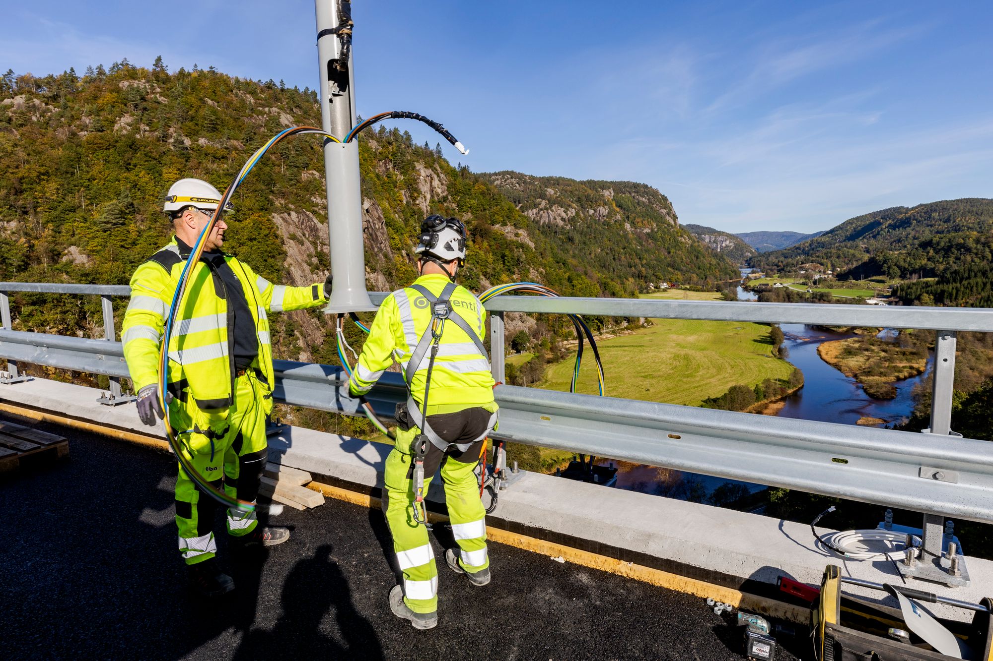 E39 nord for Lyngdal blir en del av driftskontrakten når veien åpner til sommeren. En stolpe til veilys er under montering på Kvellandsbrua i oktober i fjor. Fv. Marek Pawlowski og Lukas Skotnicki.