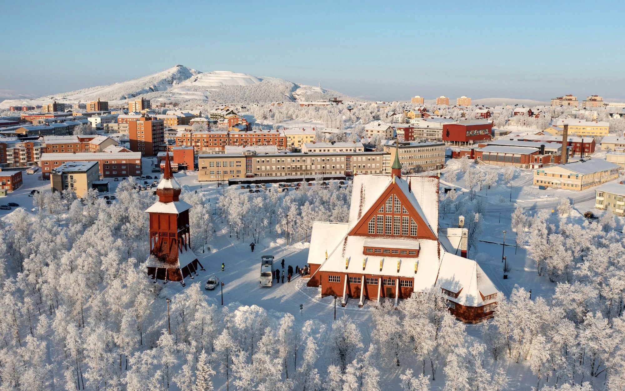 Kirken i Kiruna med alt interiør og det separate klokketårnet er regnet som verneverdig kulturarv.