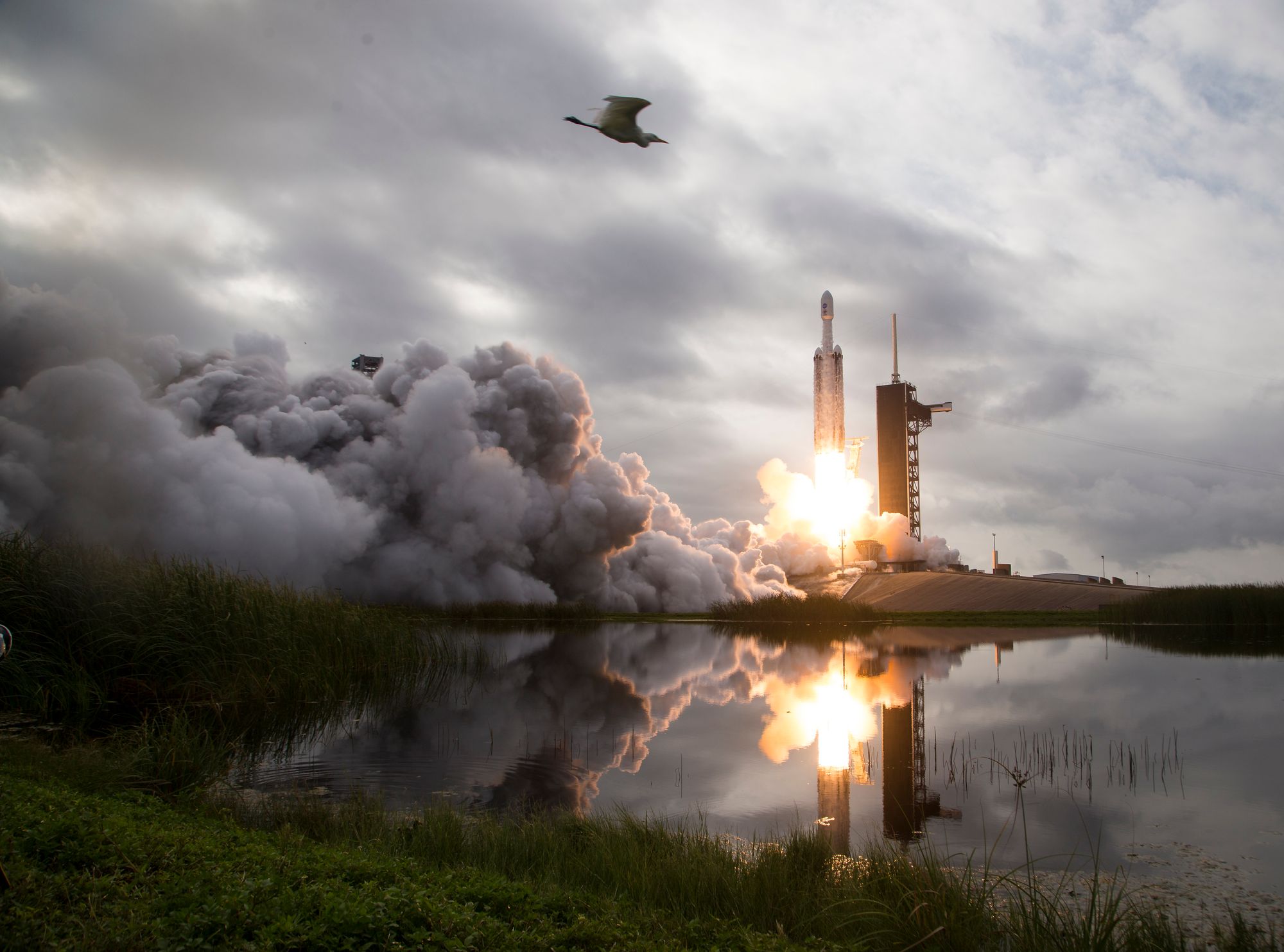 En SpaceX Falcon Heavy-rakett på vei til en asteroide. Spekulasjonene går nå om Nasa dropper bemannede ferder til månen før de begir seg til Mars