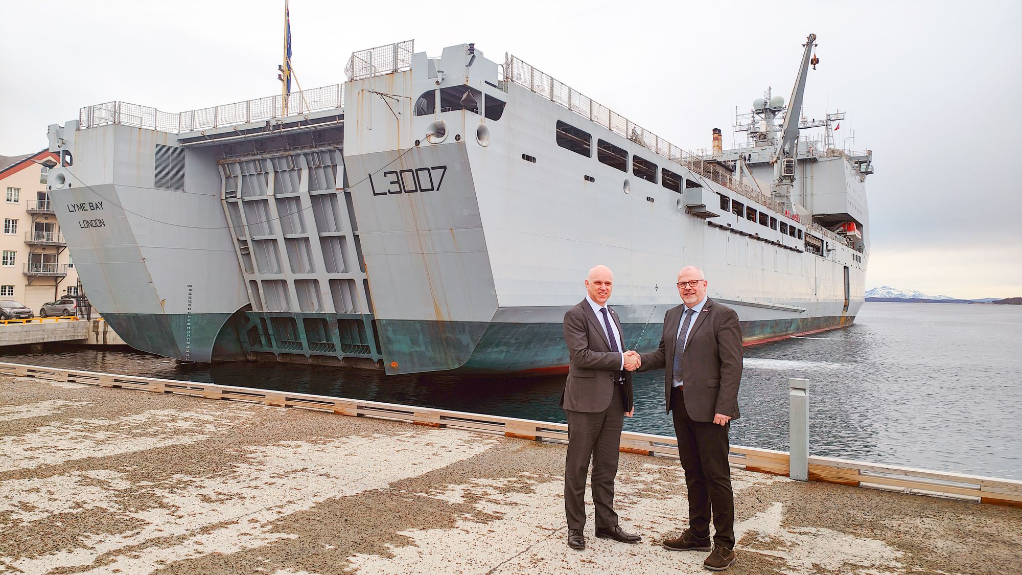 Royal Navys RFA Lyme Bay, et landgangsskip i Bay-klassen, som i anledning signering av en intensjonsavtale hadde tatt turen til Harstad mandag. Bruce Balchin fra BAE og Jan Oddvar Olsen fra Hamek signerte avtalen.