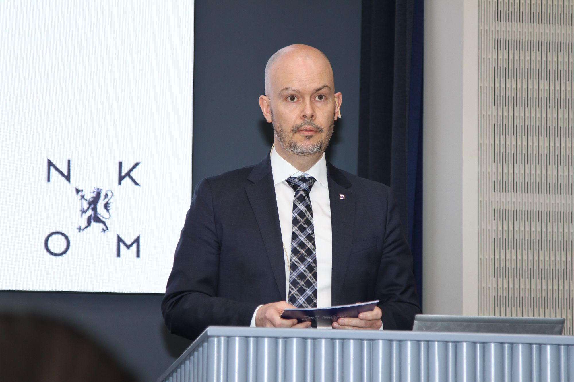 Nkom-sjef John-Eivind Velure har fått laget en rapport som viser at staten må sponse utbygging av bredbånd til alle med 9,6 milliarder kroner – om alle skal få høyhastighetsbredbånd via fiber.