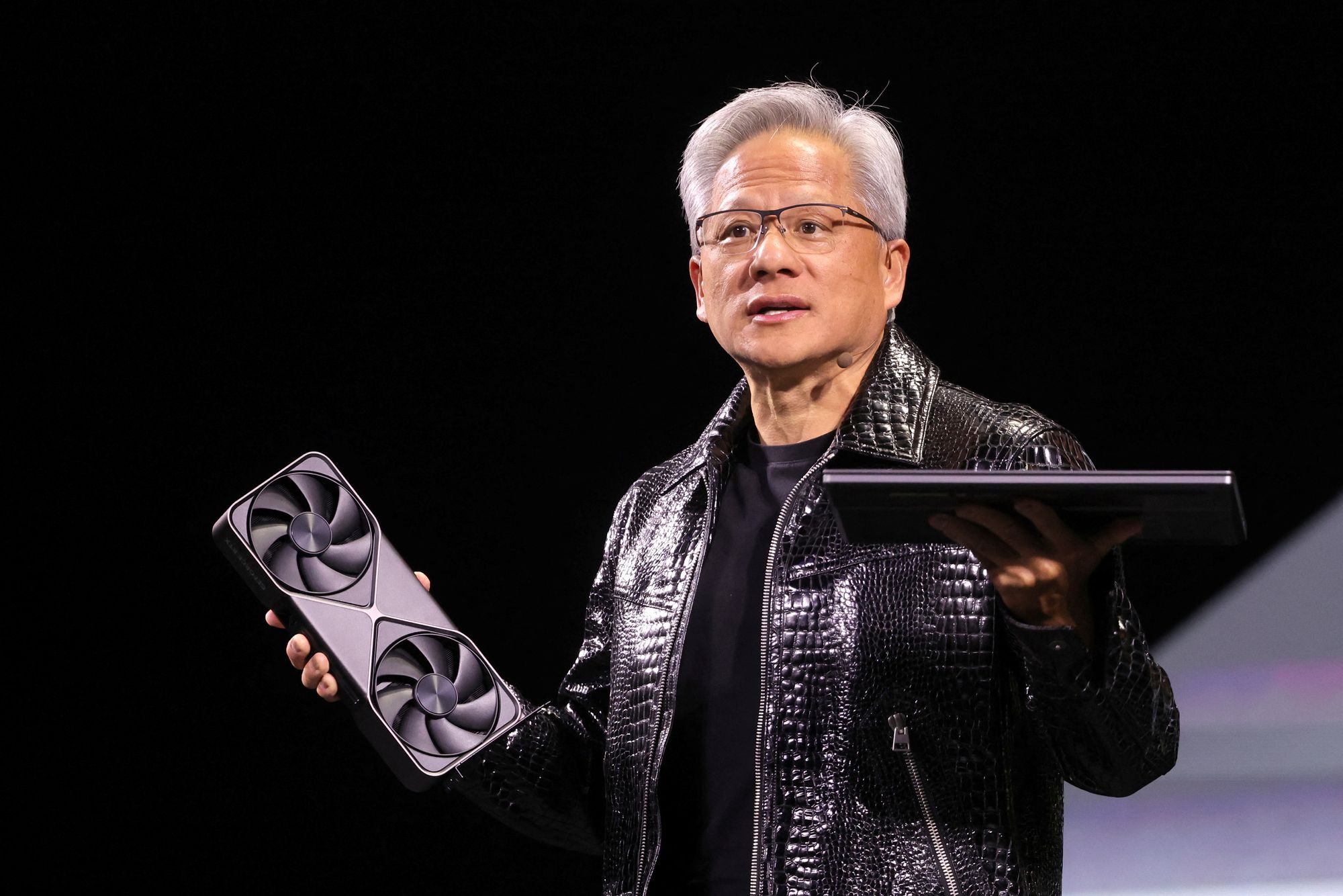 Nvidia og toppsjef Jensen Huang ser ut til å klage seg ganske bra, også selv om kinesere har vist at man kan lage mer effektive språkmodeller.