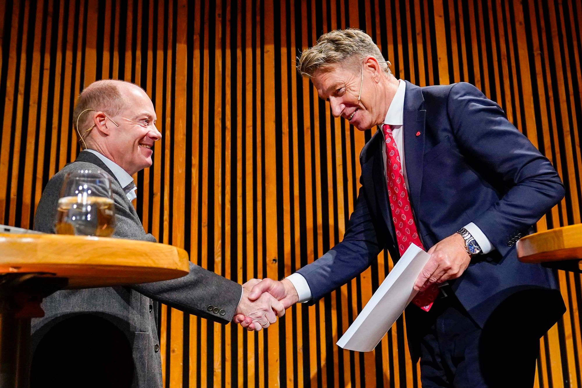 Inge Røinaas Gran leverte rapporten fra strømprisutvalget til olje- og energiminister Terje Aasland (Ap) under en pressekonferanse på utestedet Kulturhuset i Oslo 12. oktober 2023. Utvalget hadde i oppgave å vurdere dagens system for å fastsette strømprisen.