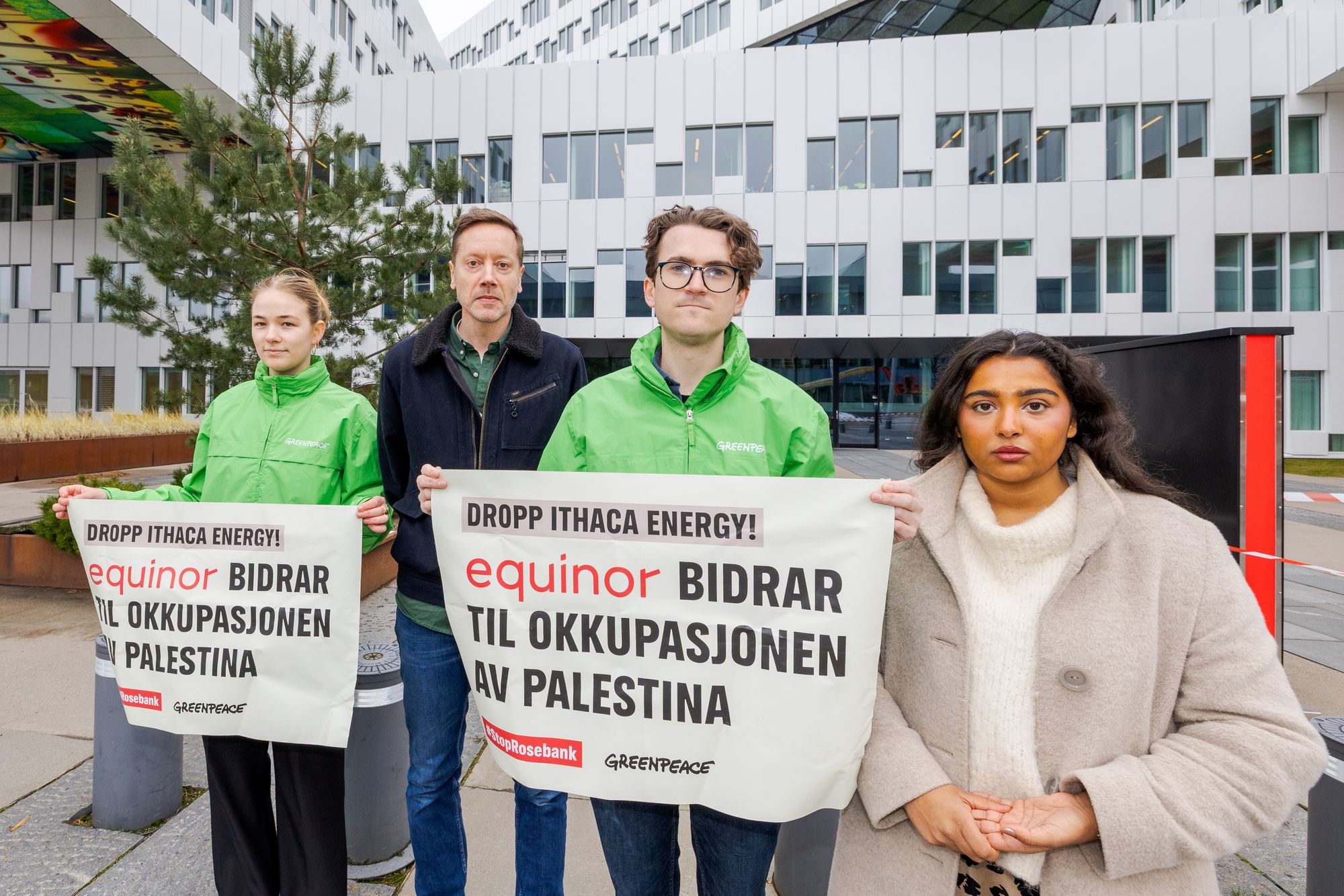 AUFs nestleder Nimrah Ramzan (t.h.) ber regjeringen ta grep mot Equinor og stille krav om at de avslutter samarbeidet med Ithaca Energy på Rosebank-feltet i Storbritannia. Her sammen med representanter fra Greenpeace:  Juni Haugan Holden, leder Frode Pleym og Andreas Randøy utenfor Equinors Fornebu-kontor. 