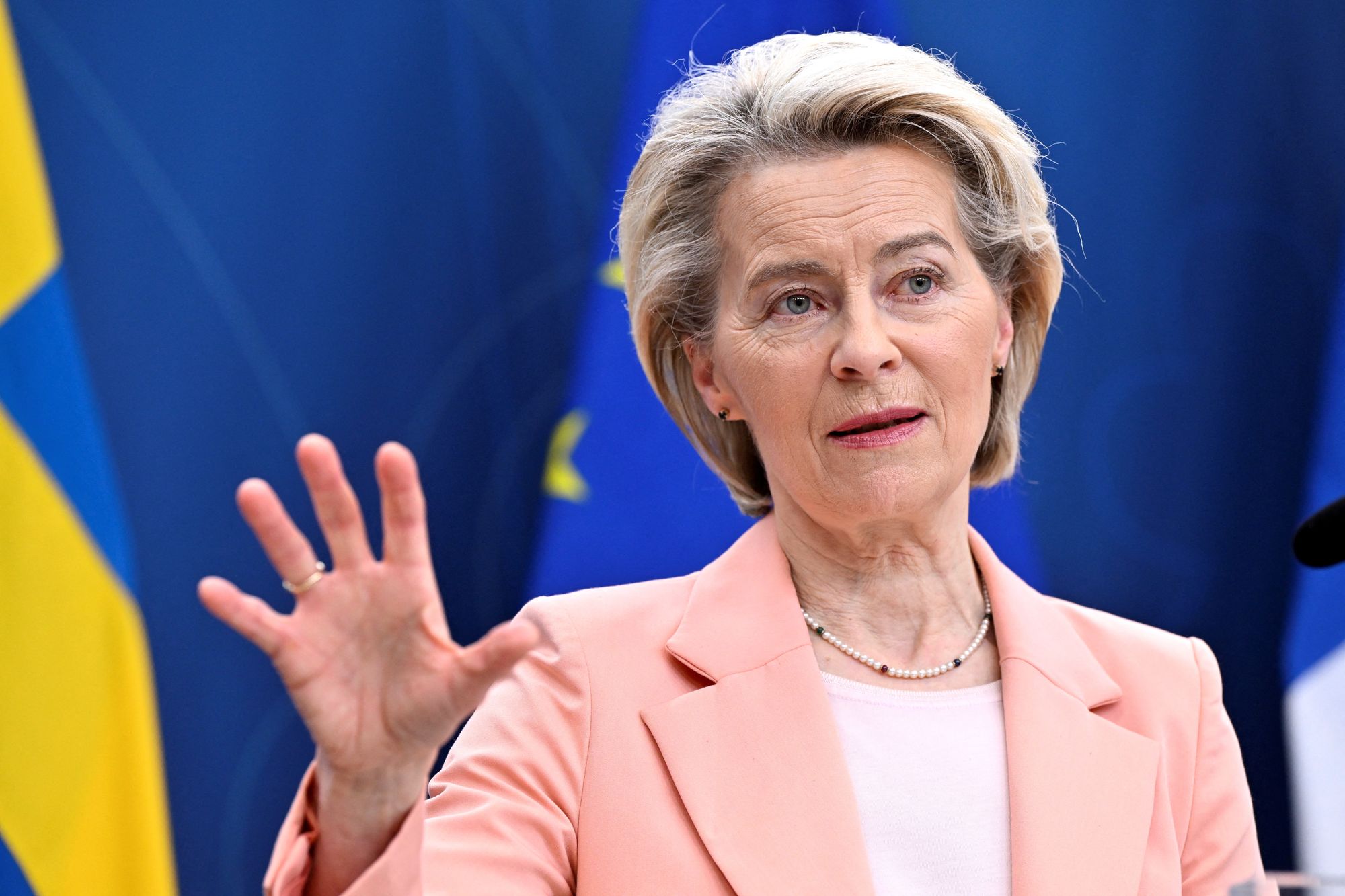 EU-kommisjonens president Ursula von der Leyen ber alle EU-landene stille seg bak planene om en massiv satsing på forsvar.