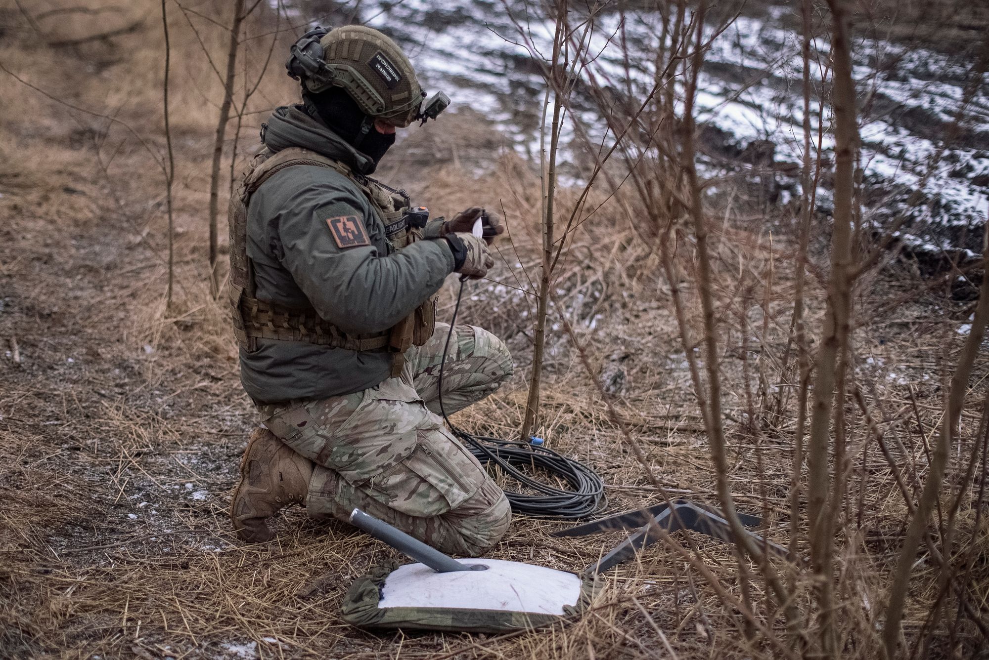 En ukrainsk soldat klargjør et Starlink-satellittinternett­system på sin posisjon. Bildet er fra februar 2024.