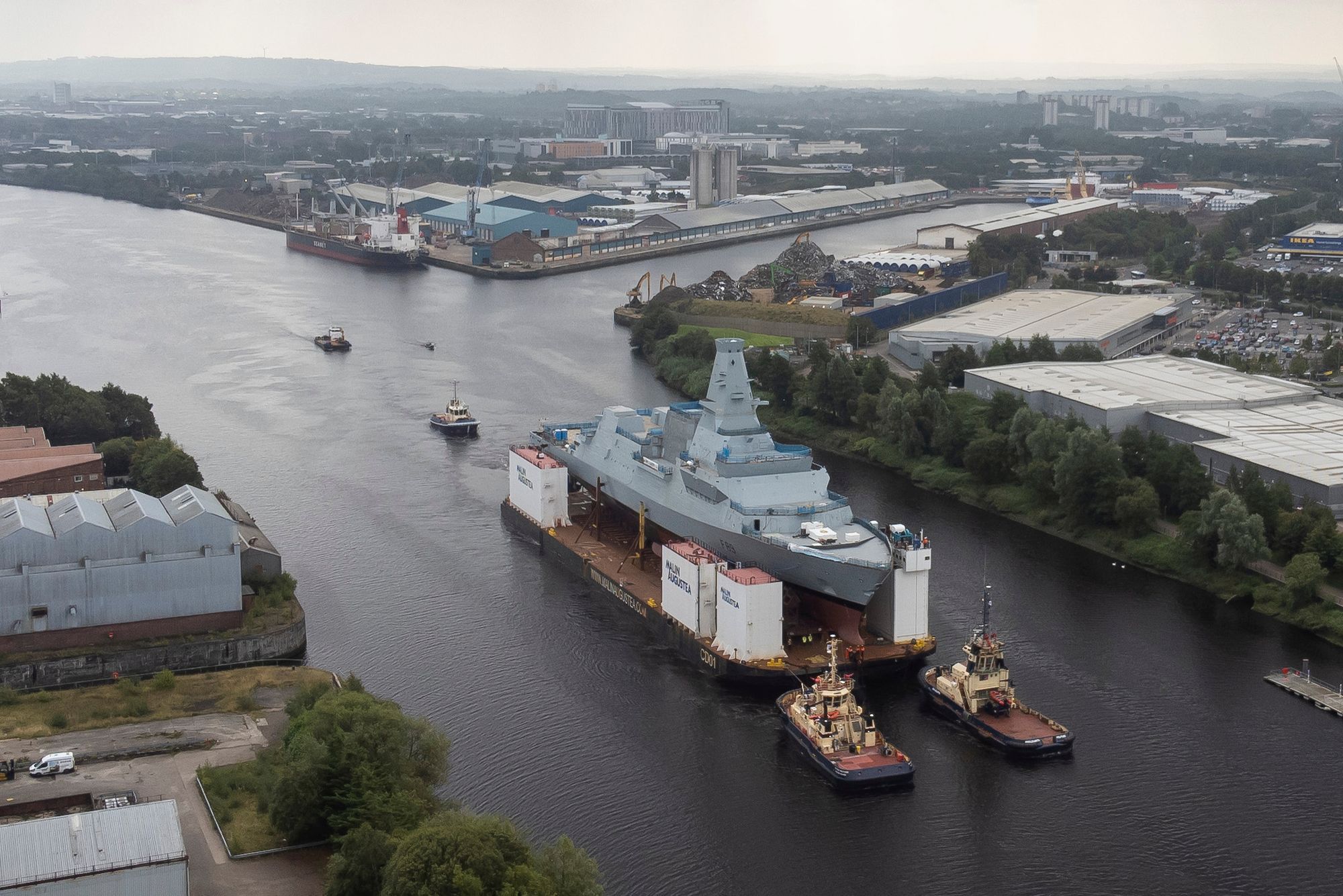 Den britiske fregatten HMS Cardiff fraktes på en lekter på elven Clyde like før skipet ble sjøsatt i september 2024. HMS Cardiff er det andre skipet i Type 26-klassen som nå bygges for Royal Navy.