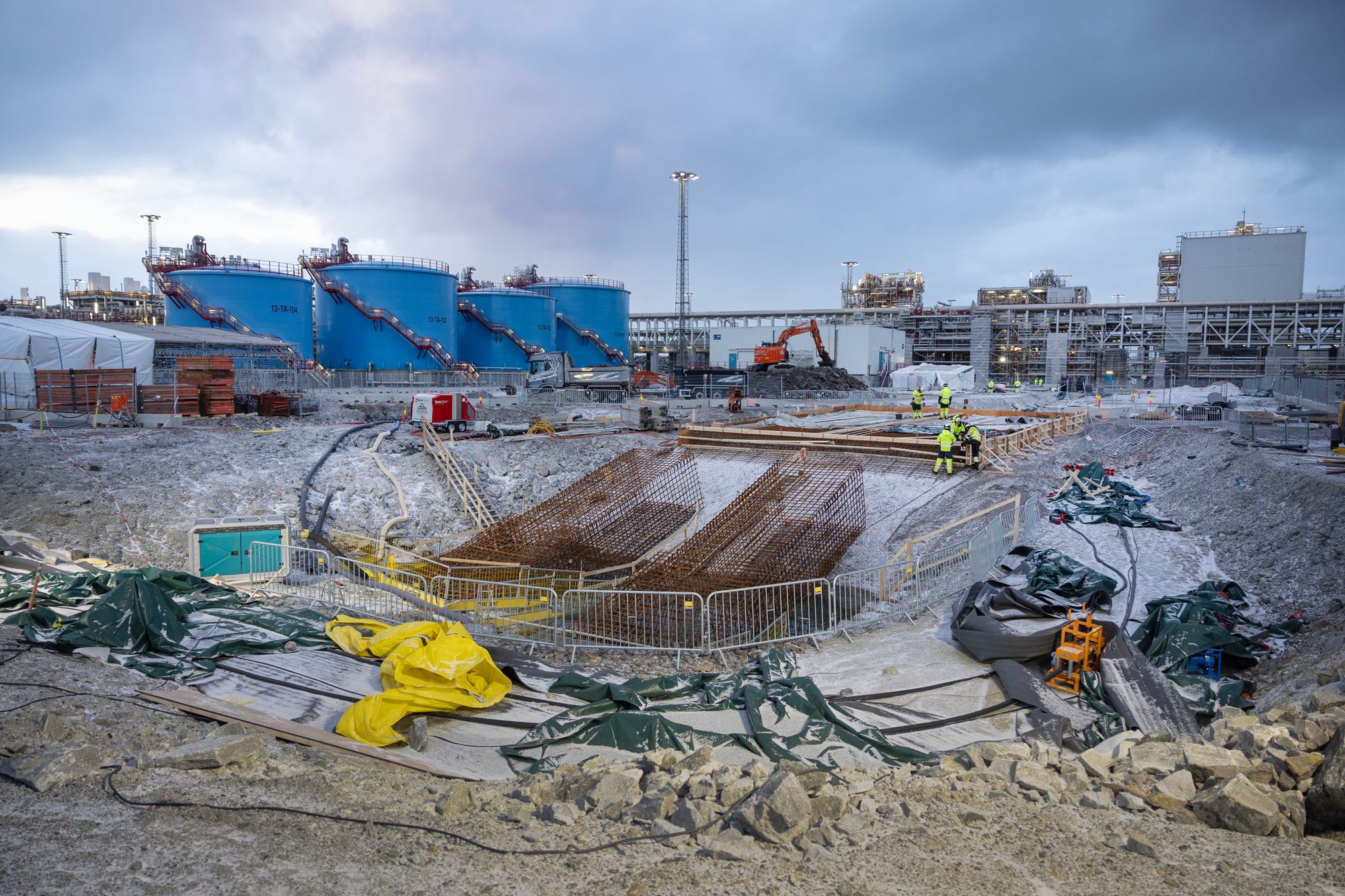 På Melkøya er Equinor godt i gang med arbeidet med elektrifiseringen av LNG-anlegget, her fra februar i år. I denne gropen skal kablene komme opp.