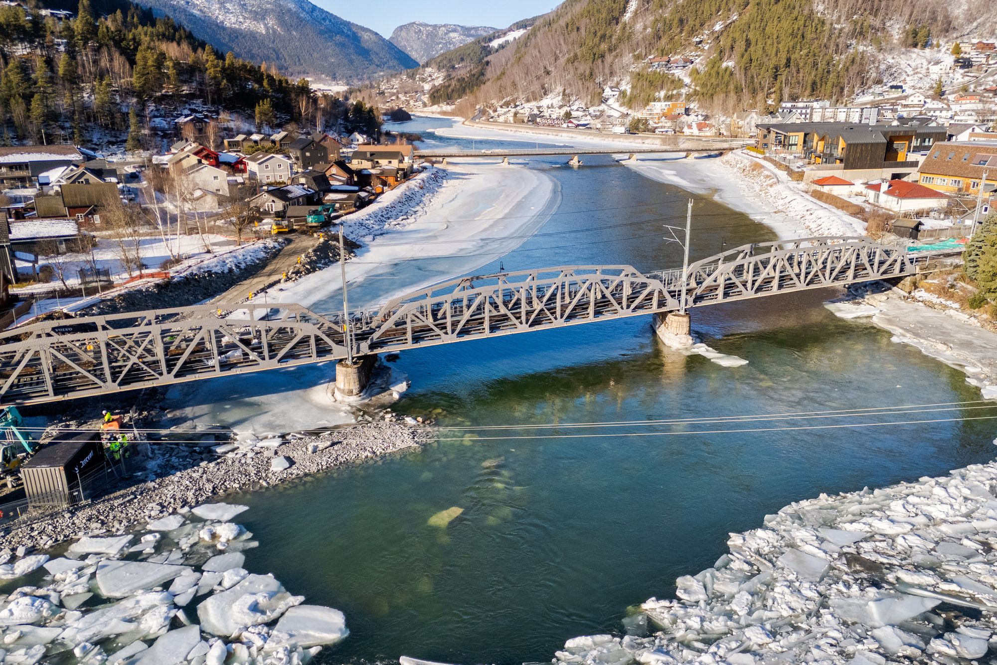 Otta jernbanebru på Dovrebanen ble stengt etter en periode med oppstuving av is og erosjon langs bruas søndre landkar (t.v.). Bane Nor jobber nå mot åpning den 7. april. Bildet er tatt 25. februar i år.