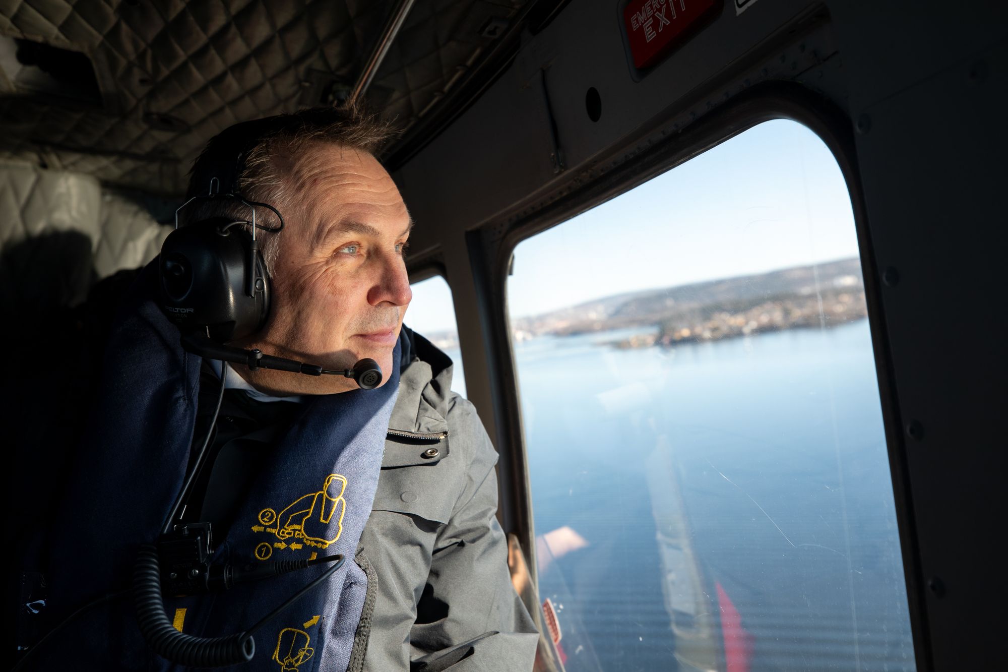Forsvarsminister Tore O. Sandvik ombord i et norsk Bell 412-helikopter i mars.