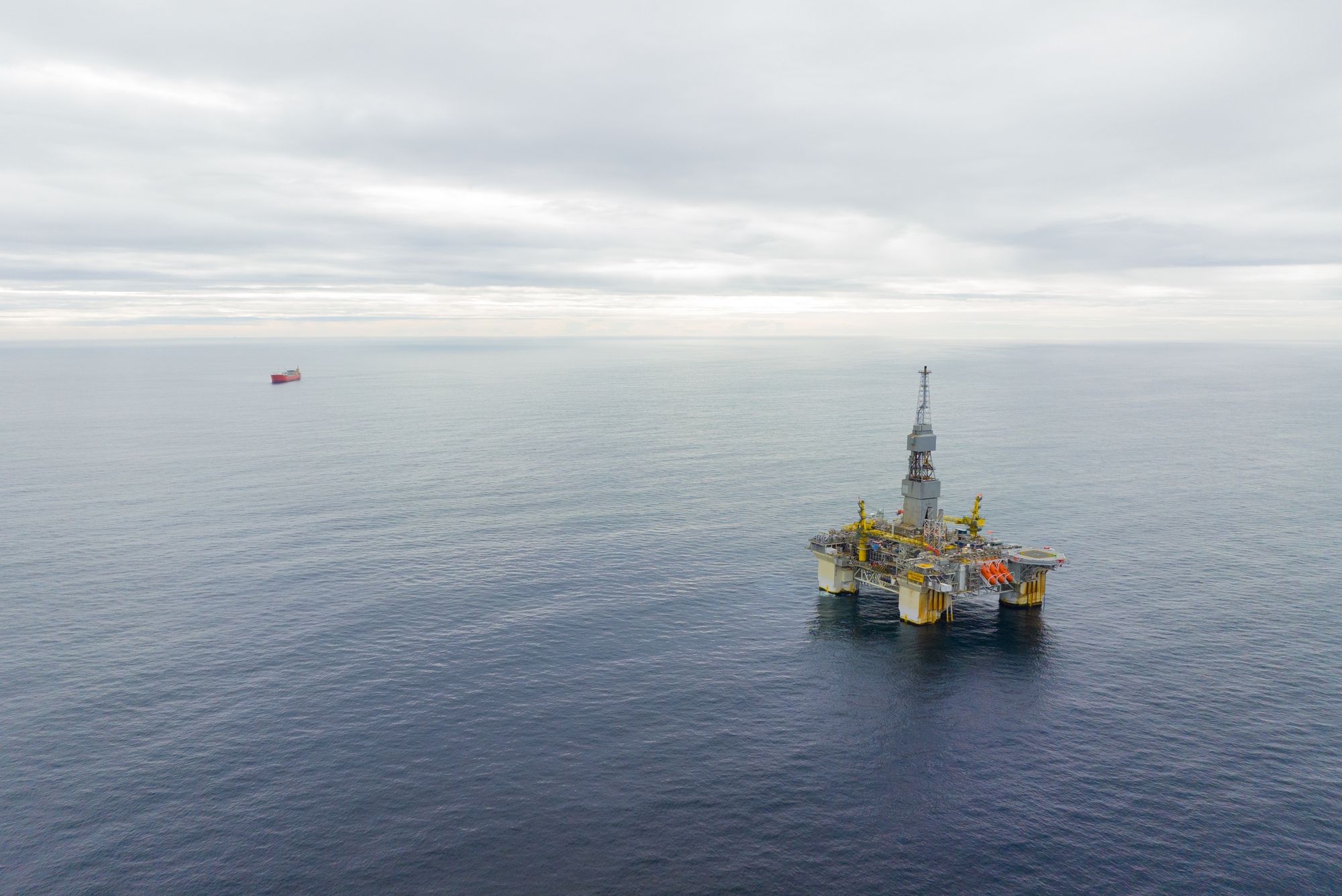 Oljeutslippet fra Njord-plattformen i Norskehavet nyttårsaften ble ikke oppdaget før en operatør luktet det. Ingen alarmer gikk og flere systemer sviktet.