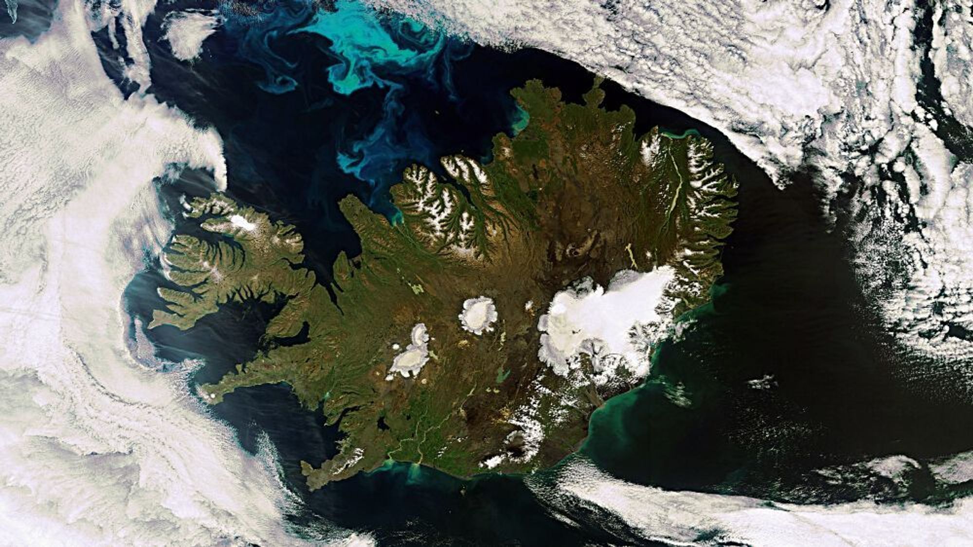 Et sjeldent skyfritt bilde av Island, tatt i 2010. Det store hvite området er en nasjonalpark som omfatter Vatnajökull – Europas største isbre – og omkringliggende land. Den hvite, runde flekken i midten av landet er Hofsjökull, landets tredje største isbre og den største aktive vulkanen.
