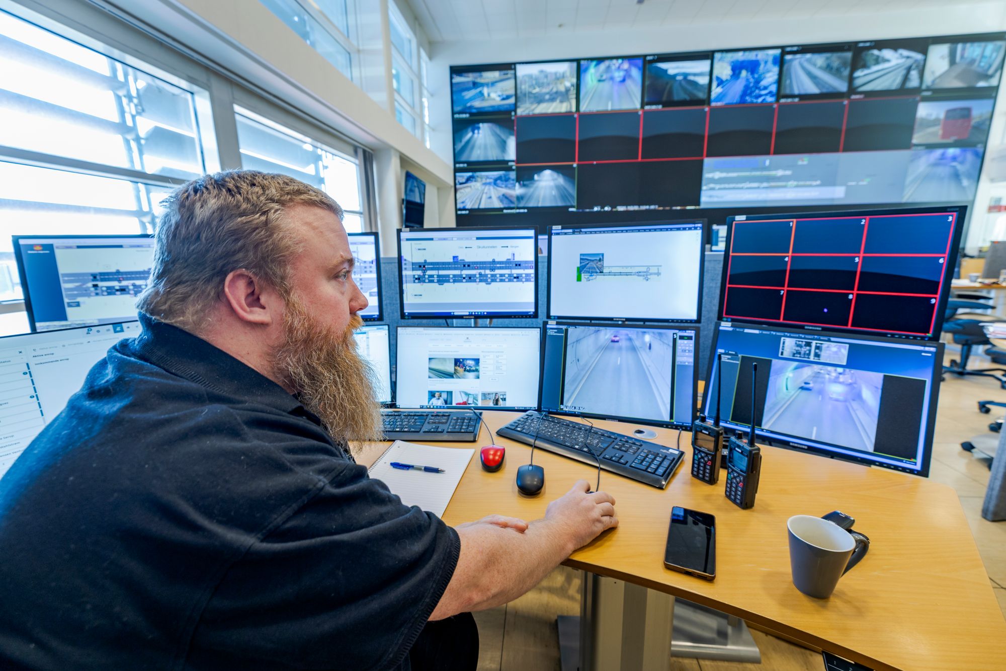 Fra kontrollrommet i Oslo ser trafikkoperatør Tor Ivar Sørensen det meste som skjer på veiene. Samtidig advarer Vegtilsynet om at det kan finnes digitale systemer i infrastrukturen som går under radaren for sikkerhetsarbeidet.