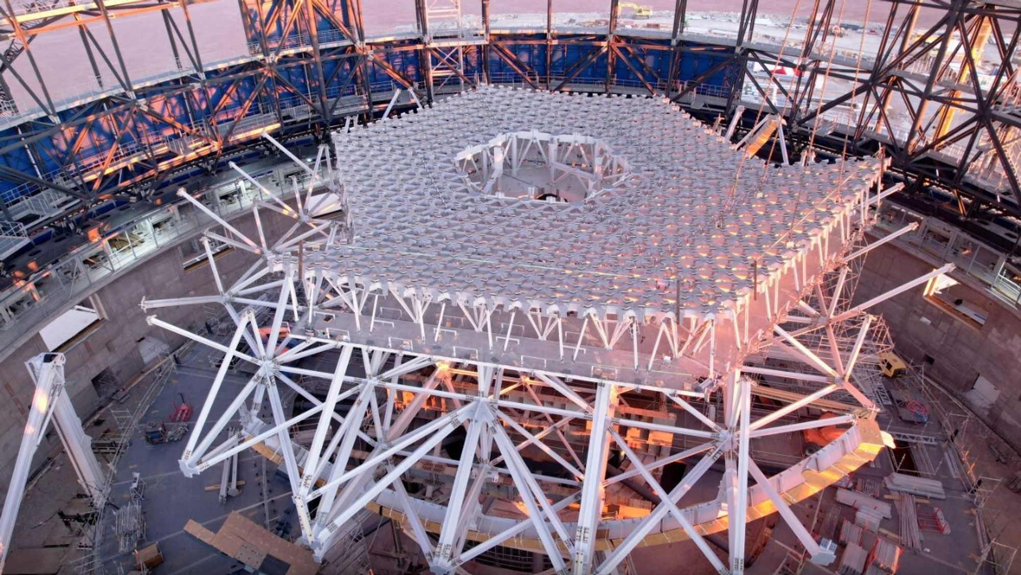 I mange år har det blitt forsket på hvordan man kan bygge en ny og større partikkelakselerator ved Cern for å erstatte LHC.
