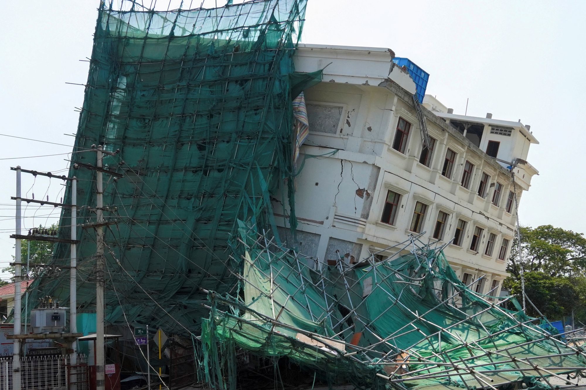 Flere høyhus i Myanmars største by, Mandalay, har ikke tålt de kraftige rystelsene fra det siste jordskjelvet i landet.