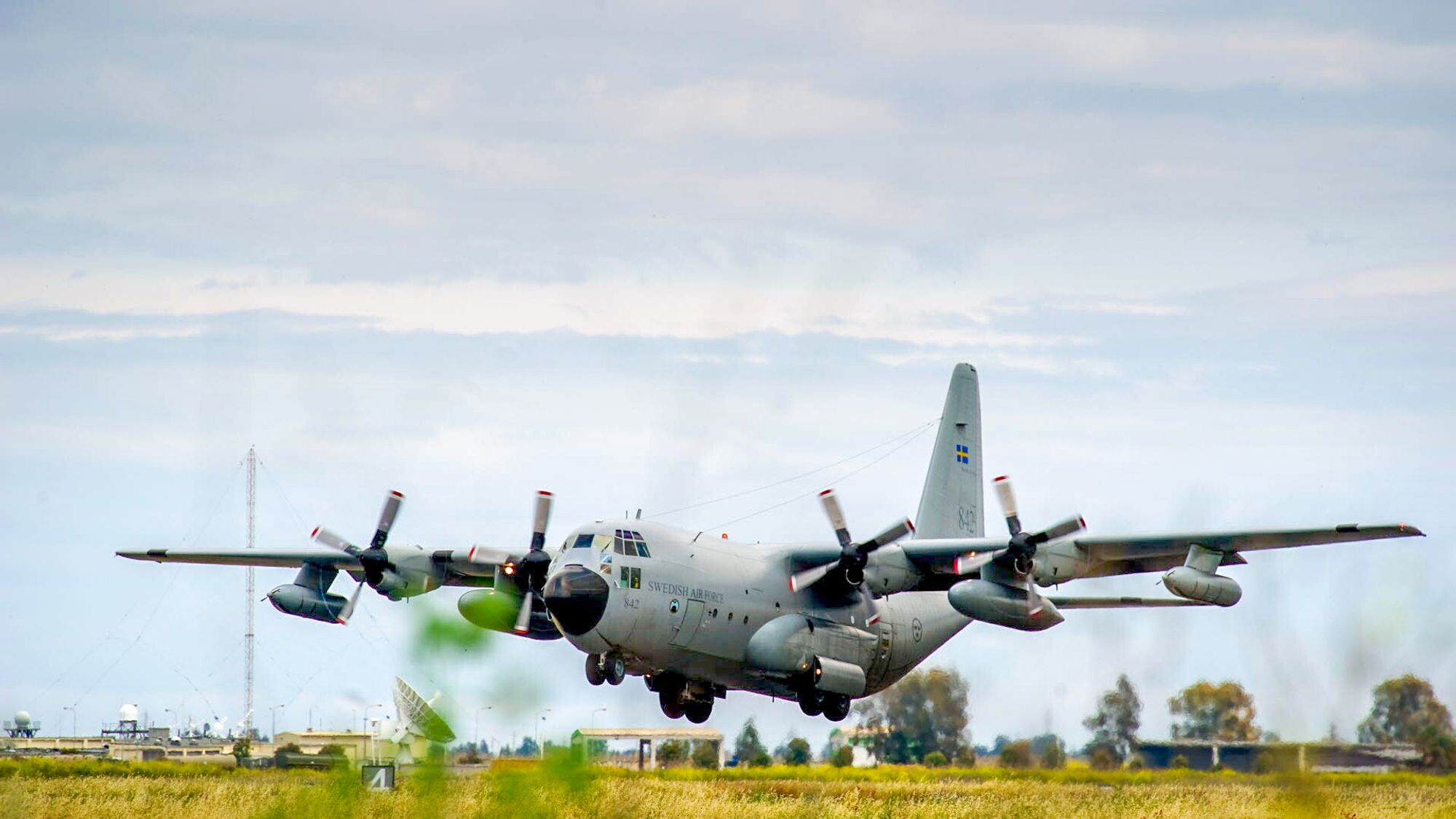 Et Embraer C-390-fly fra det ungarske luftforsvaret står parkert under et besøk på flybasen i Såtenäs, Sverige.
