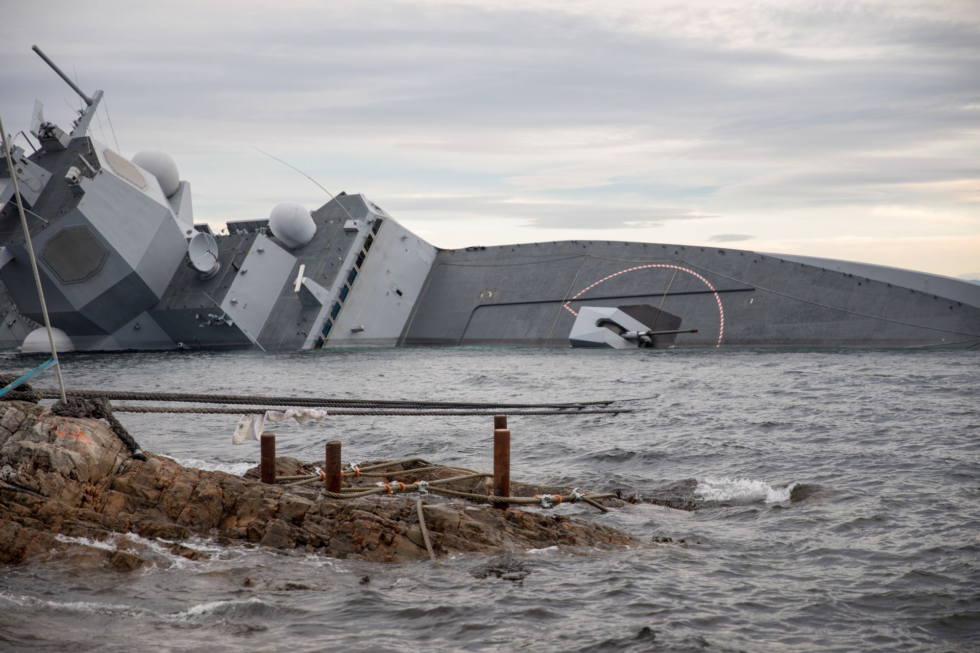 Fregatten KNM Helge Ingstad etter kollisjonen i Øygarden i 2018.