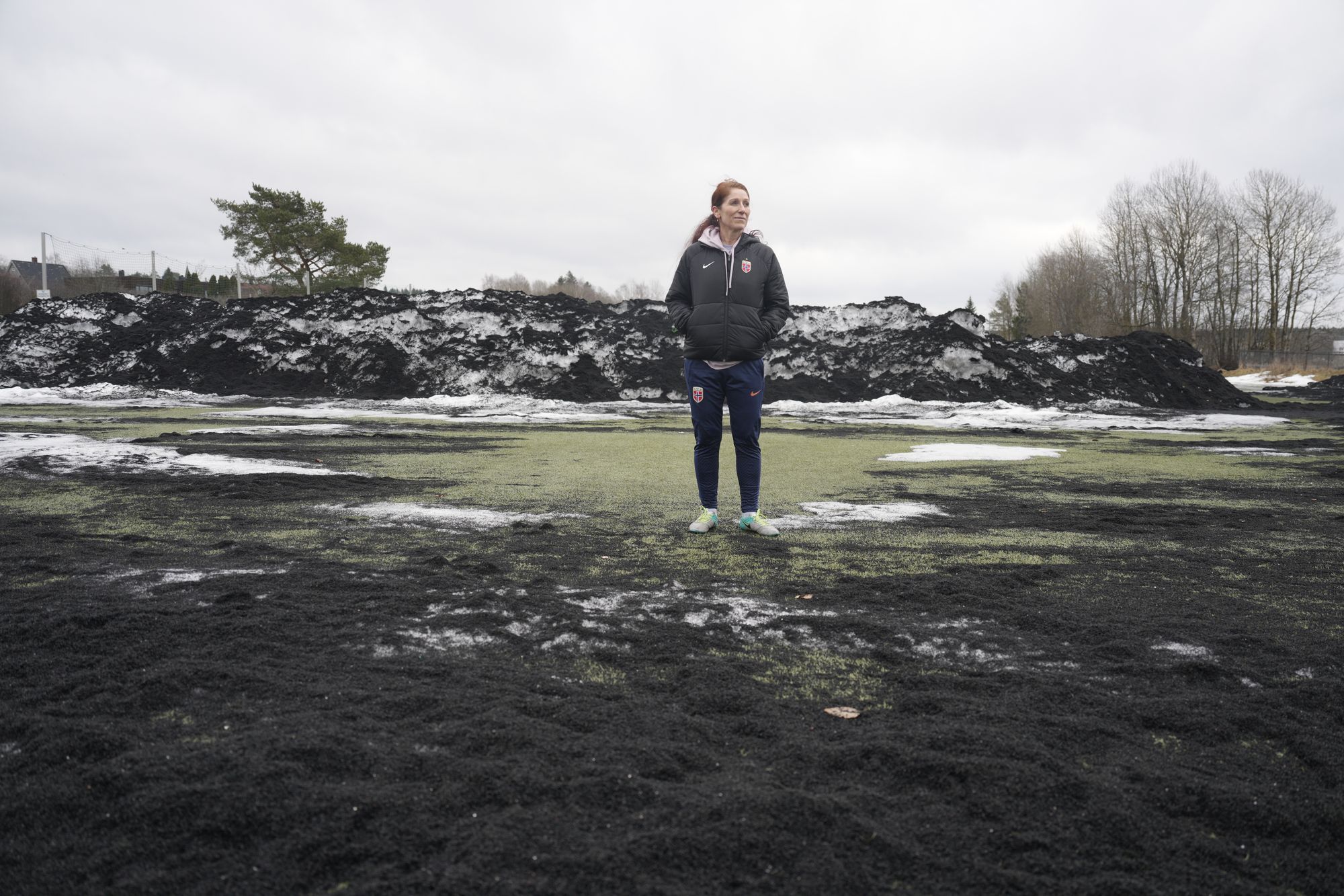 Fotballpresident Lise Klaveness på en granulatdekket bane i Ski i fjor.