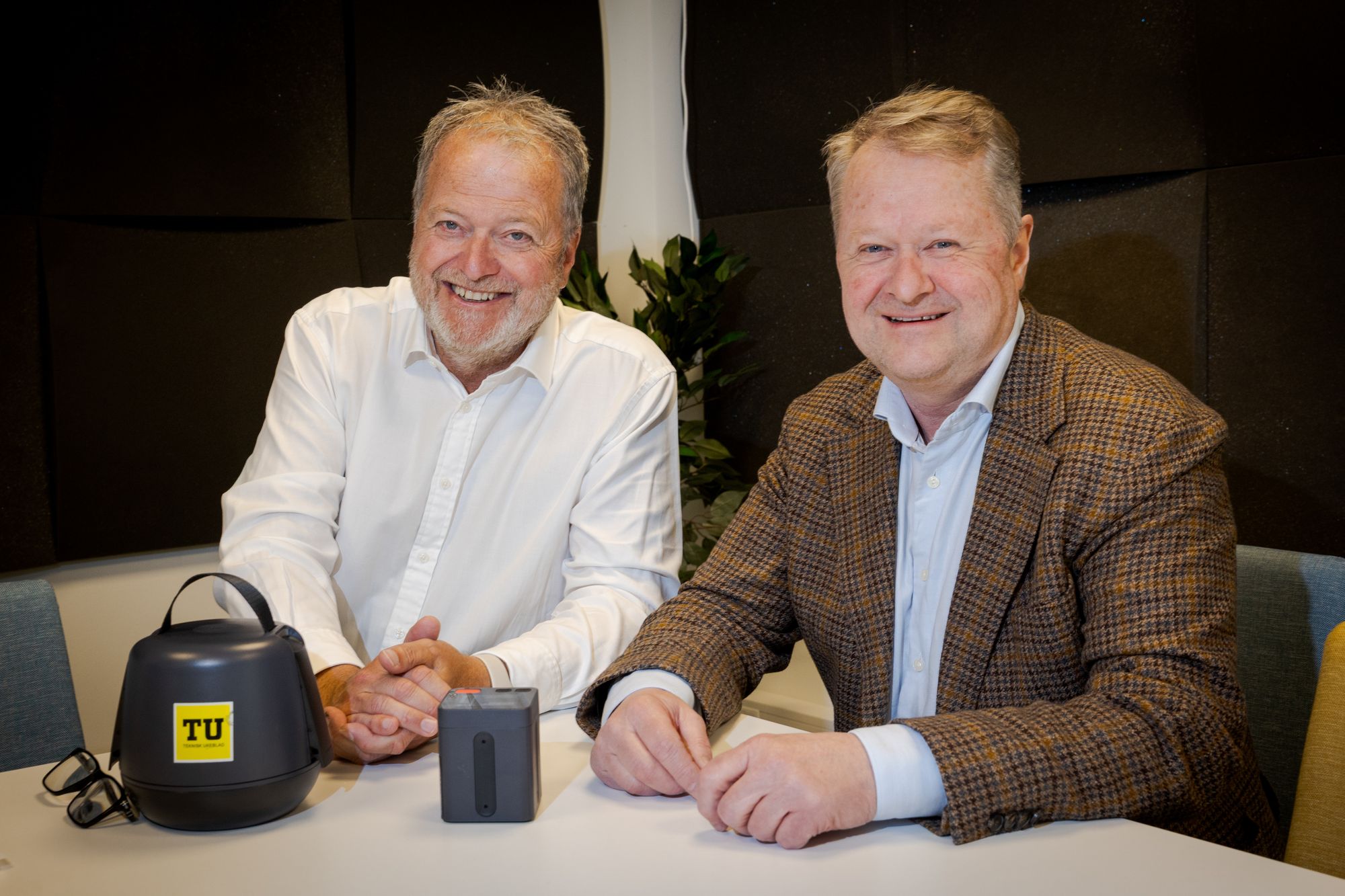 Leif Lippestad (t.h.) er daglig leder i Coromatic AS. Her forteller han hvordan bedrifter kan sikre seg mot eksterne trusler. Her sammen med podkastvert Jan M. Moberg.
